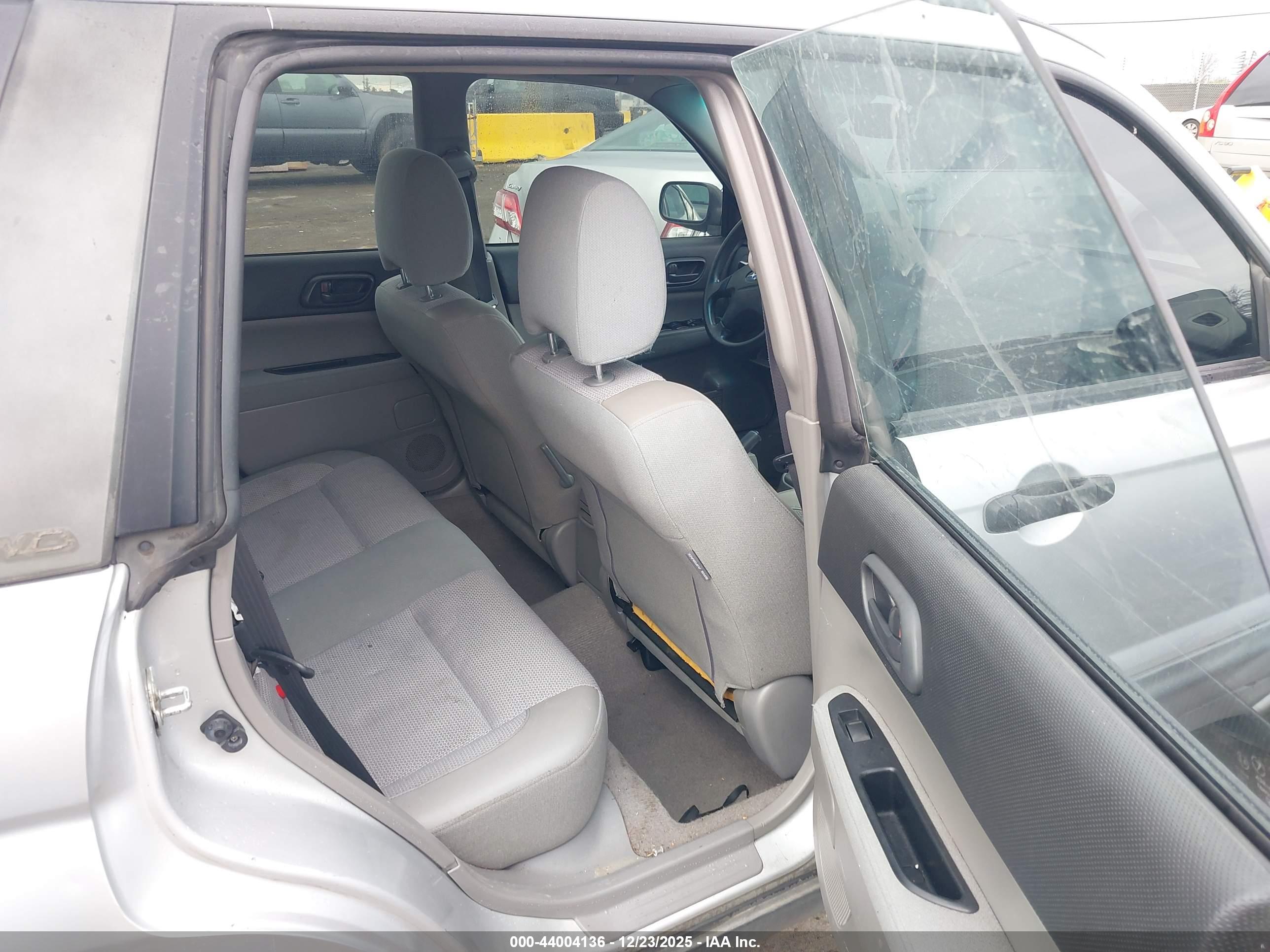 SUBARU FORESTER image 8
