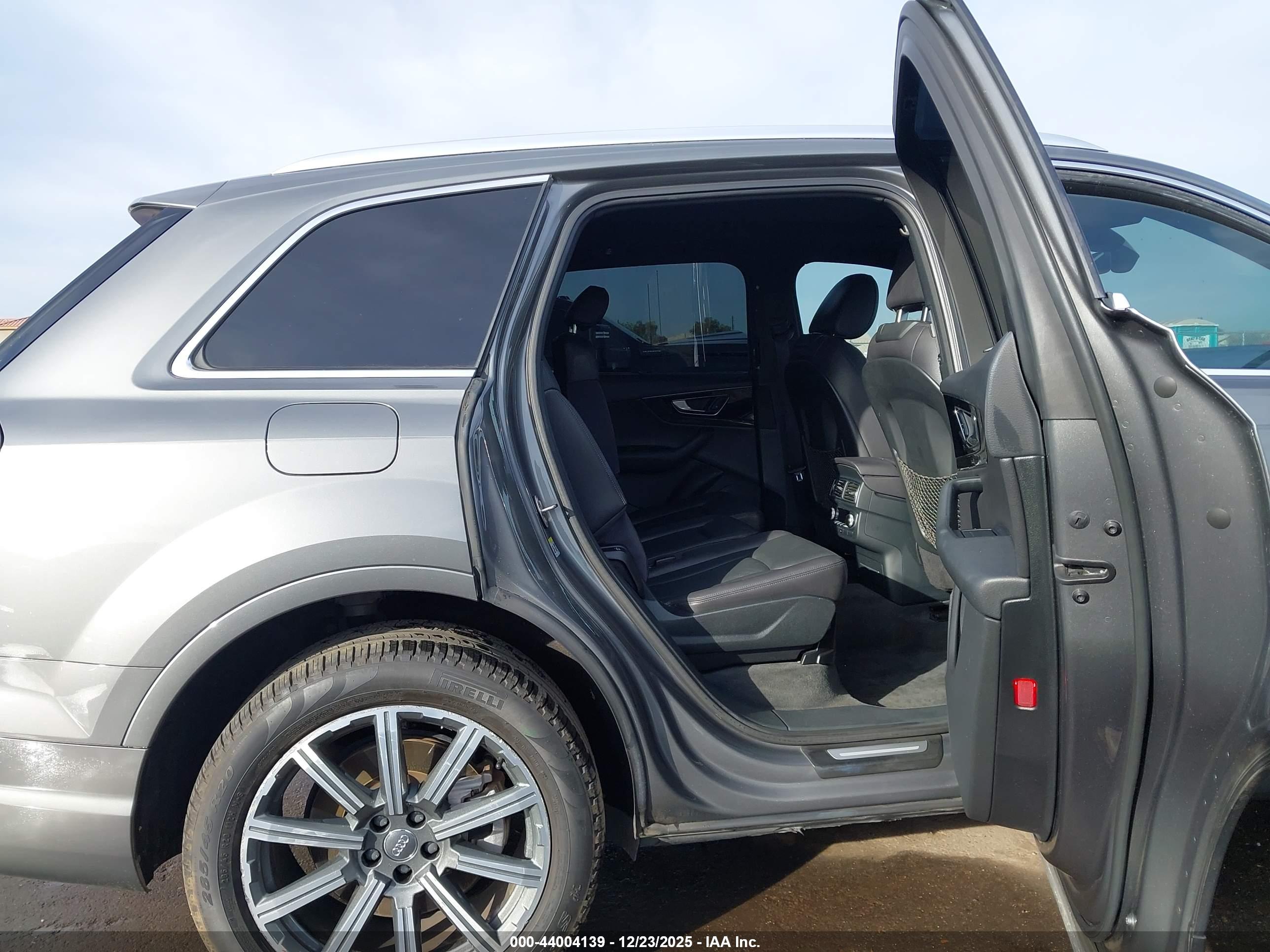AUDI Q7 image 8