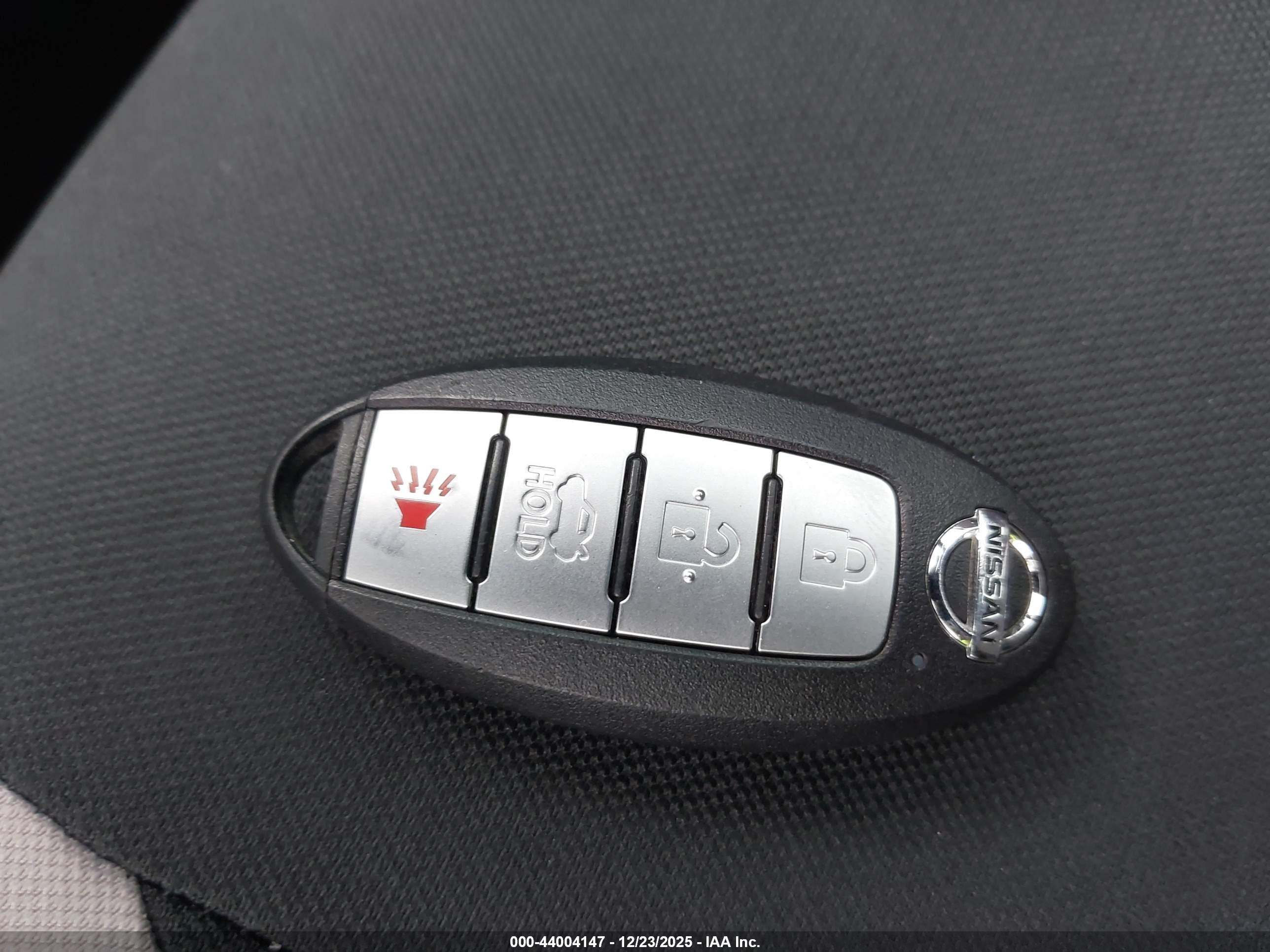 NISSAN VERSA image 11