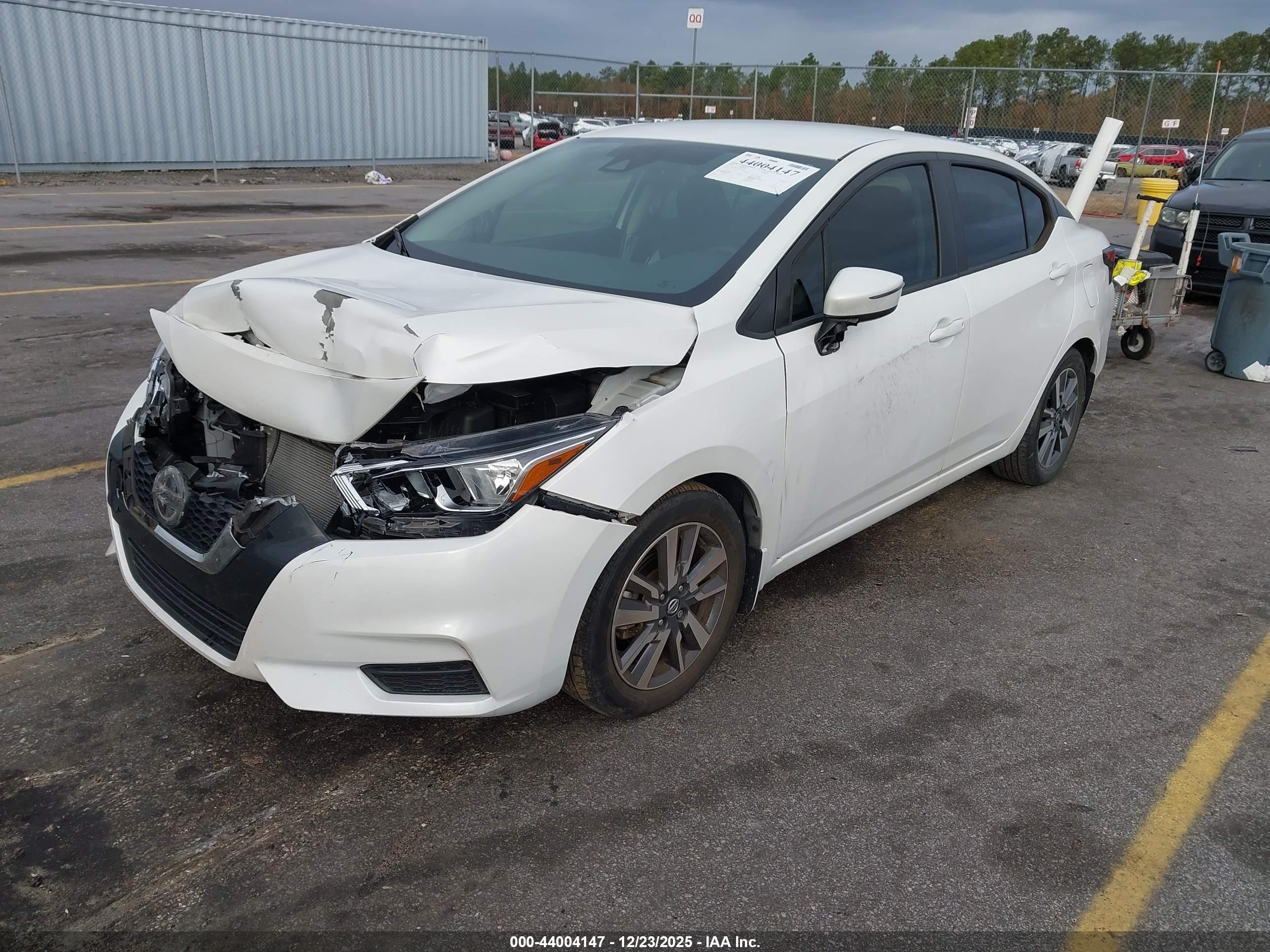 NISSAN VERSA image 2