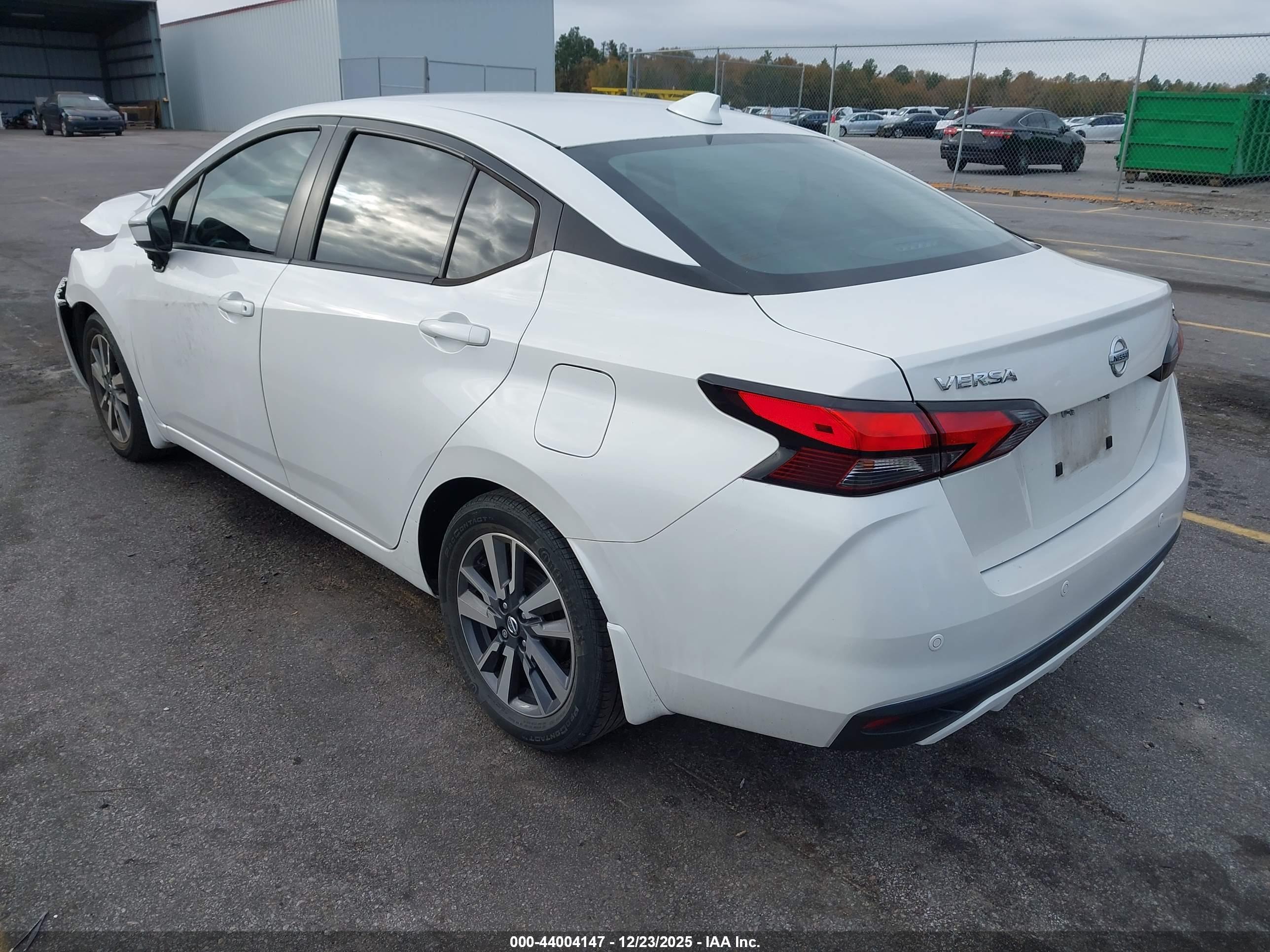 NISSAN VERSA image 3