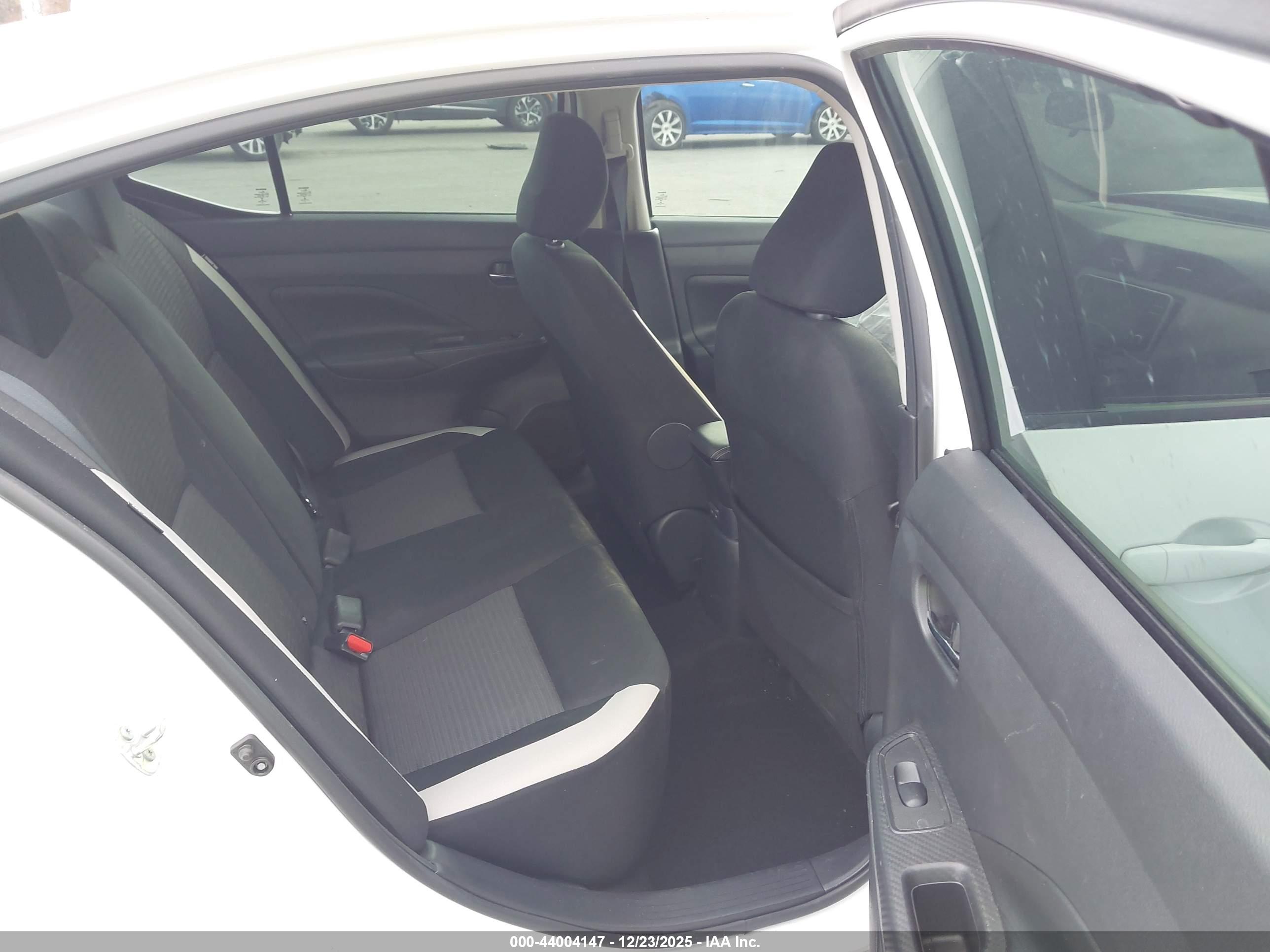 NISSAN VERSA image 8