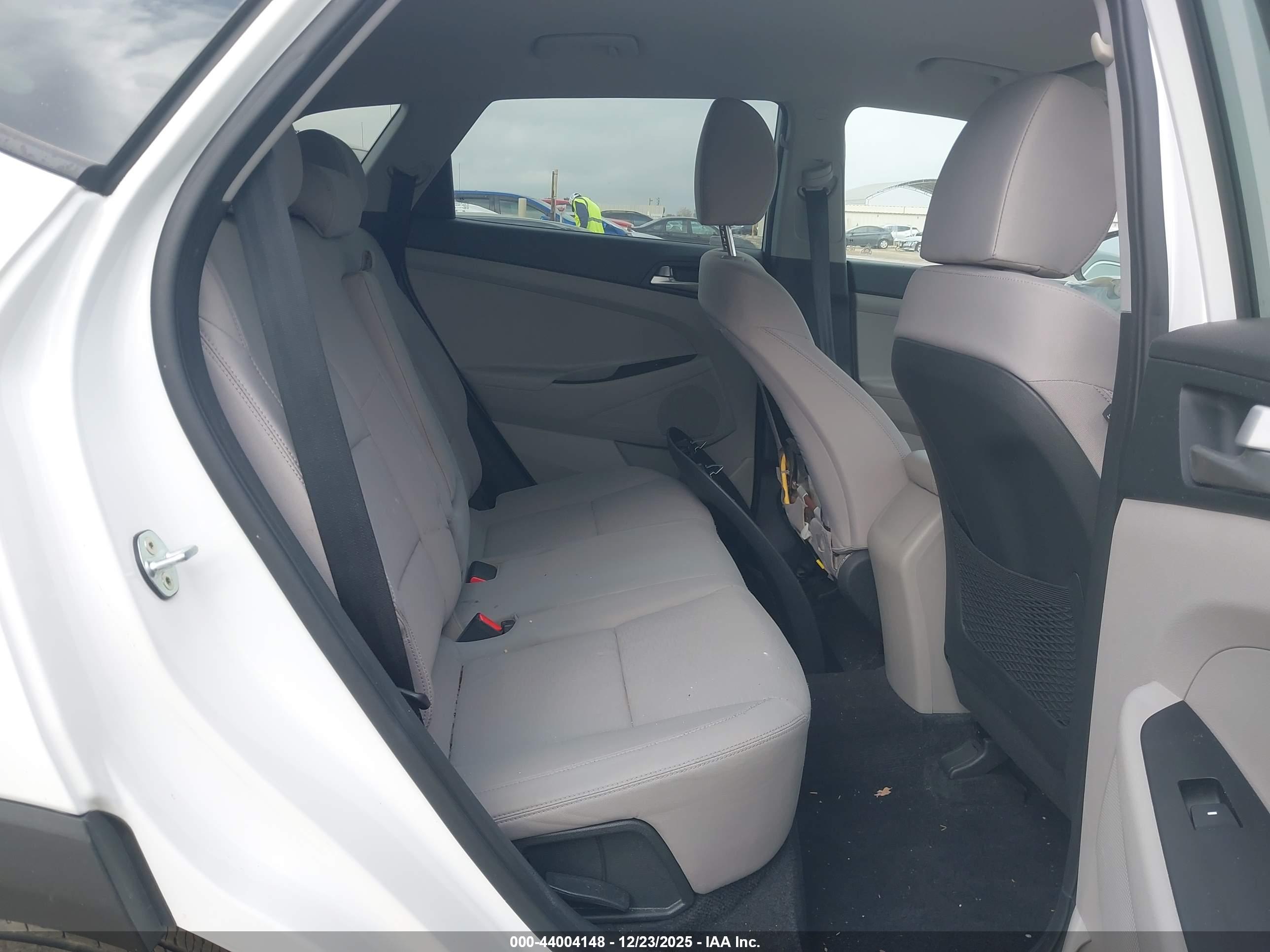HYUNDAI TUCSON image 8