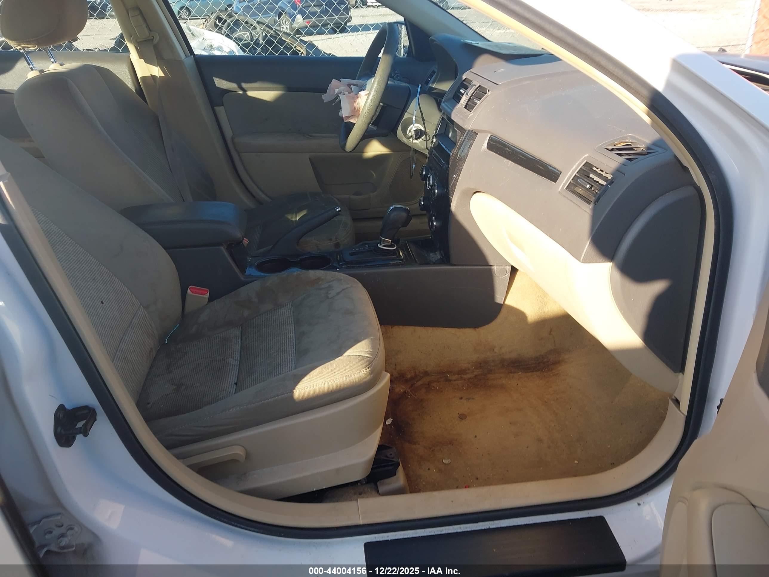 FORD FUSION image 5