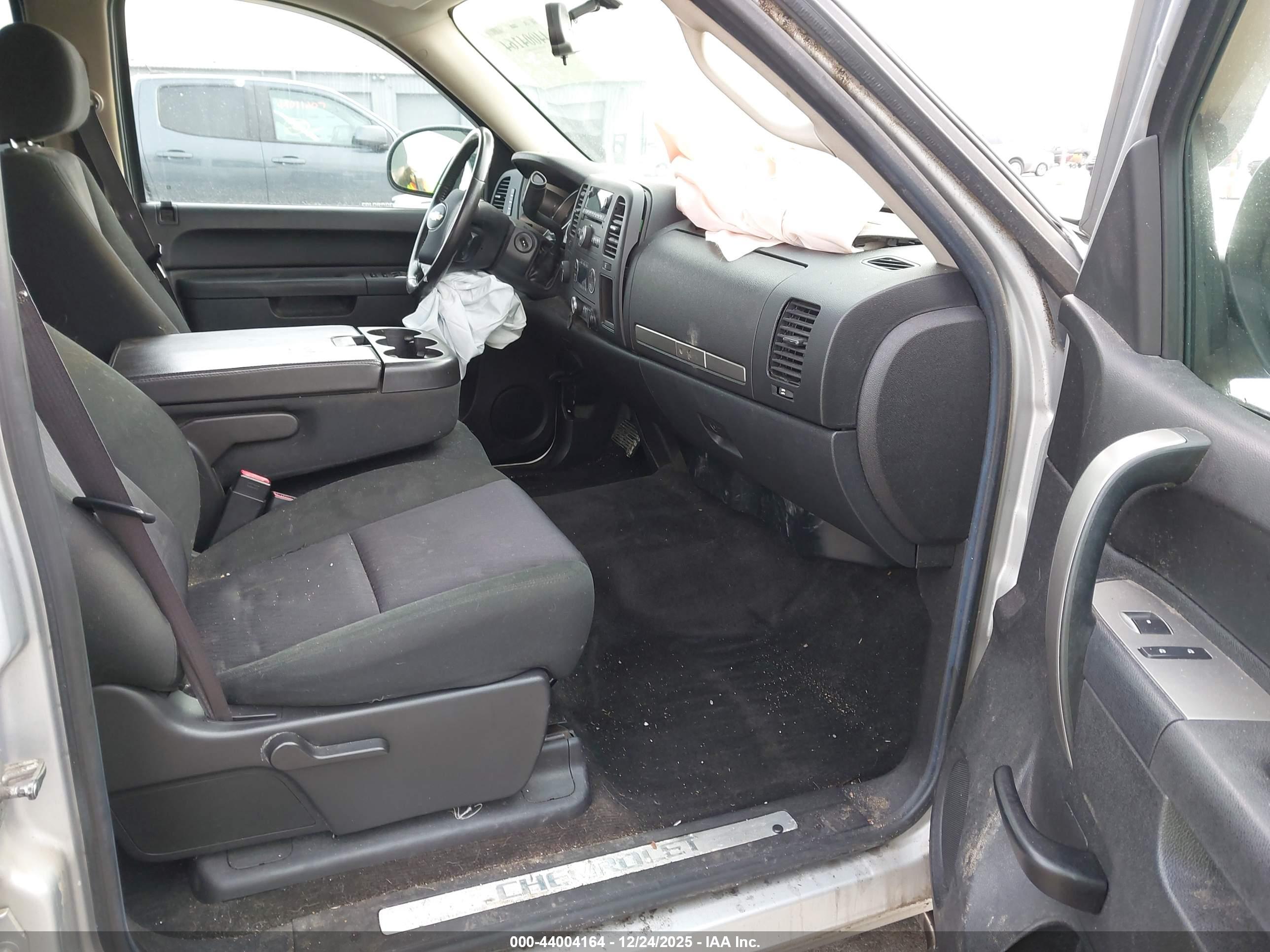 CHEVROLET SILVERADO image 5