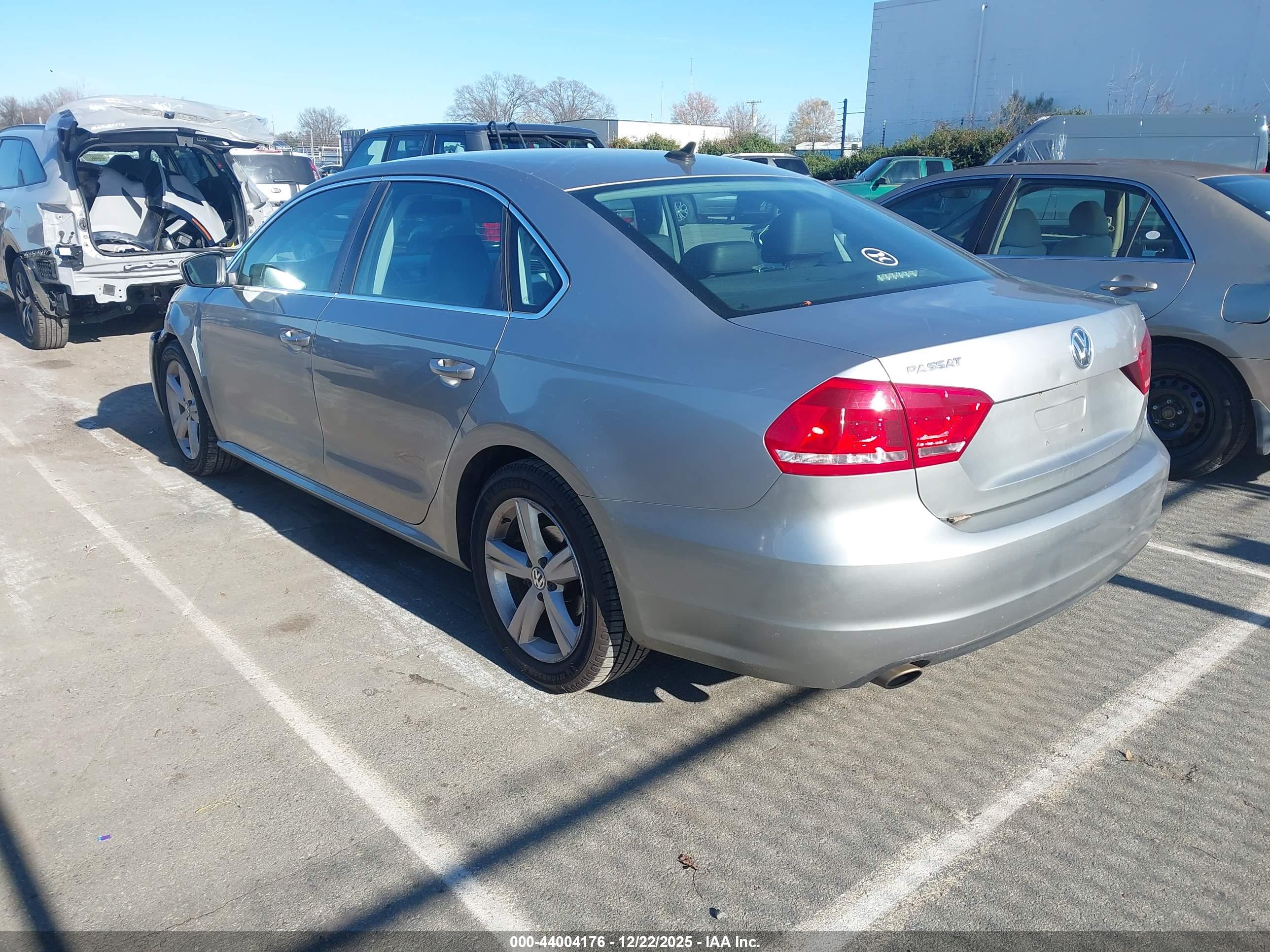 VOLKSWAGEN PASSAT image 3