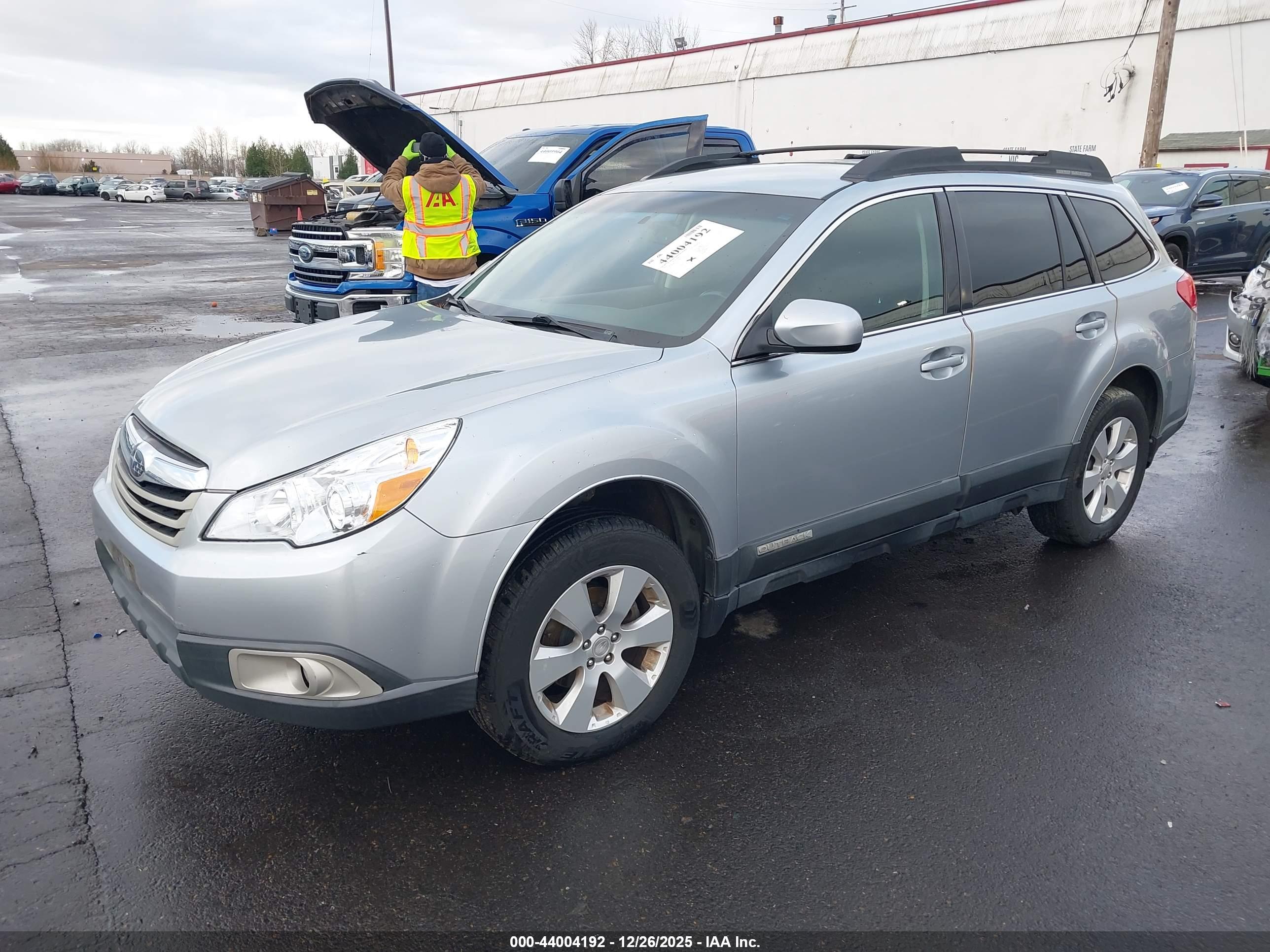 SUBARU OUTBACK image 2