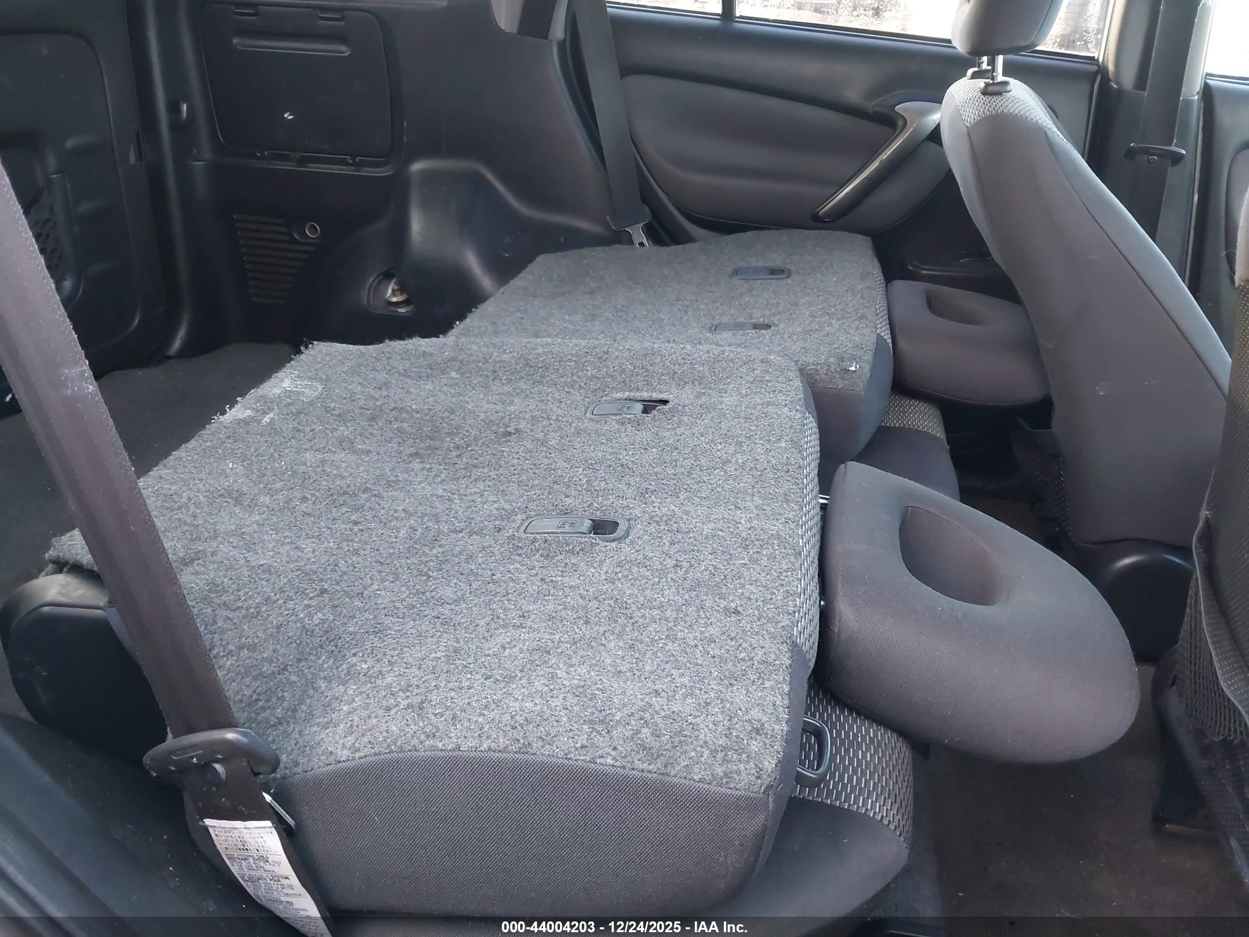 TOYOTA RAV4 image 8