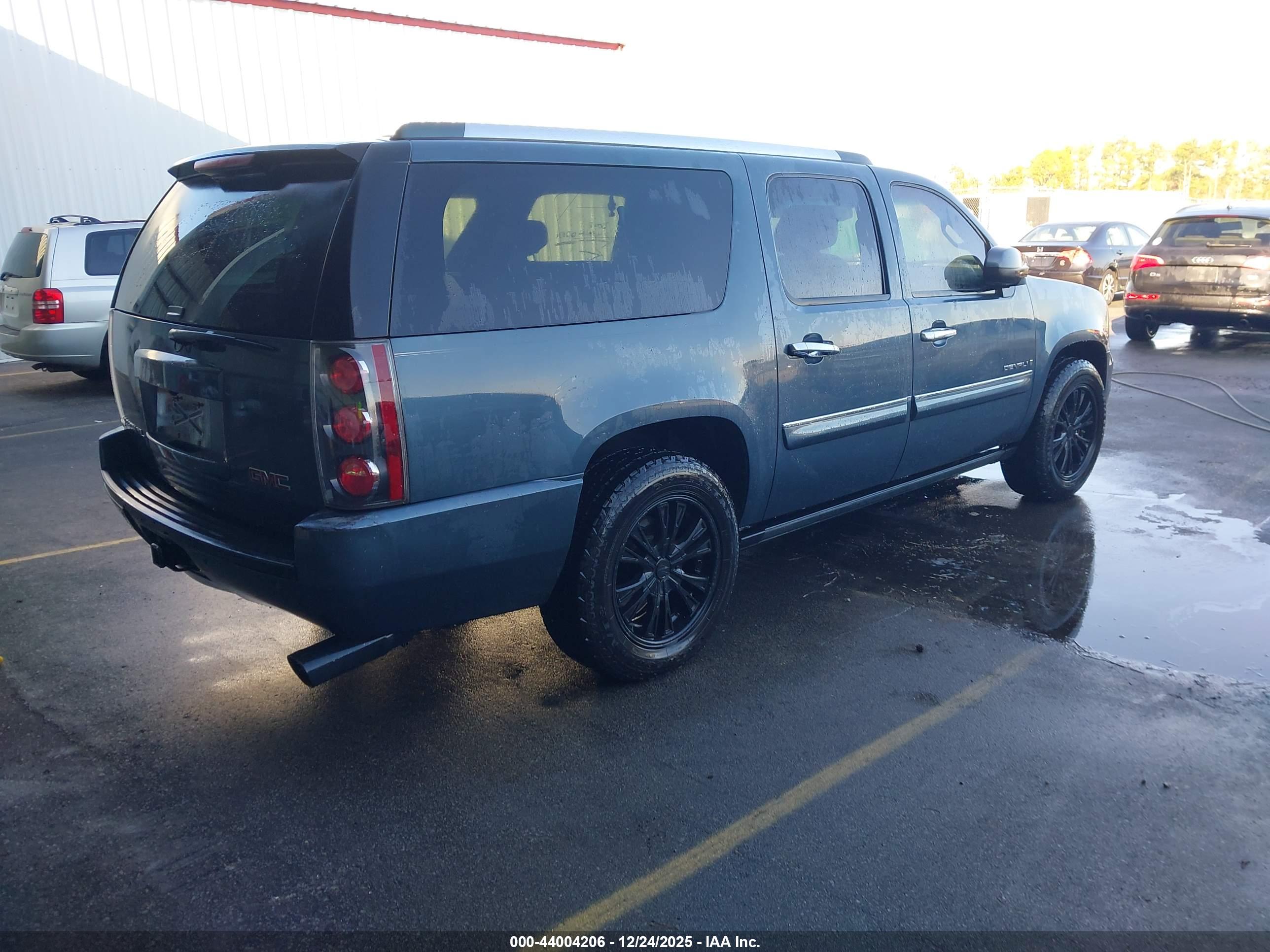 GMC YUKON image 4