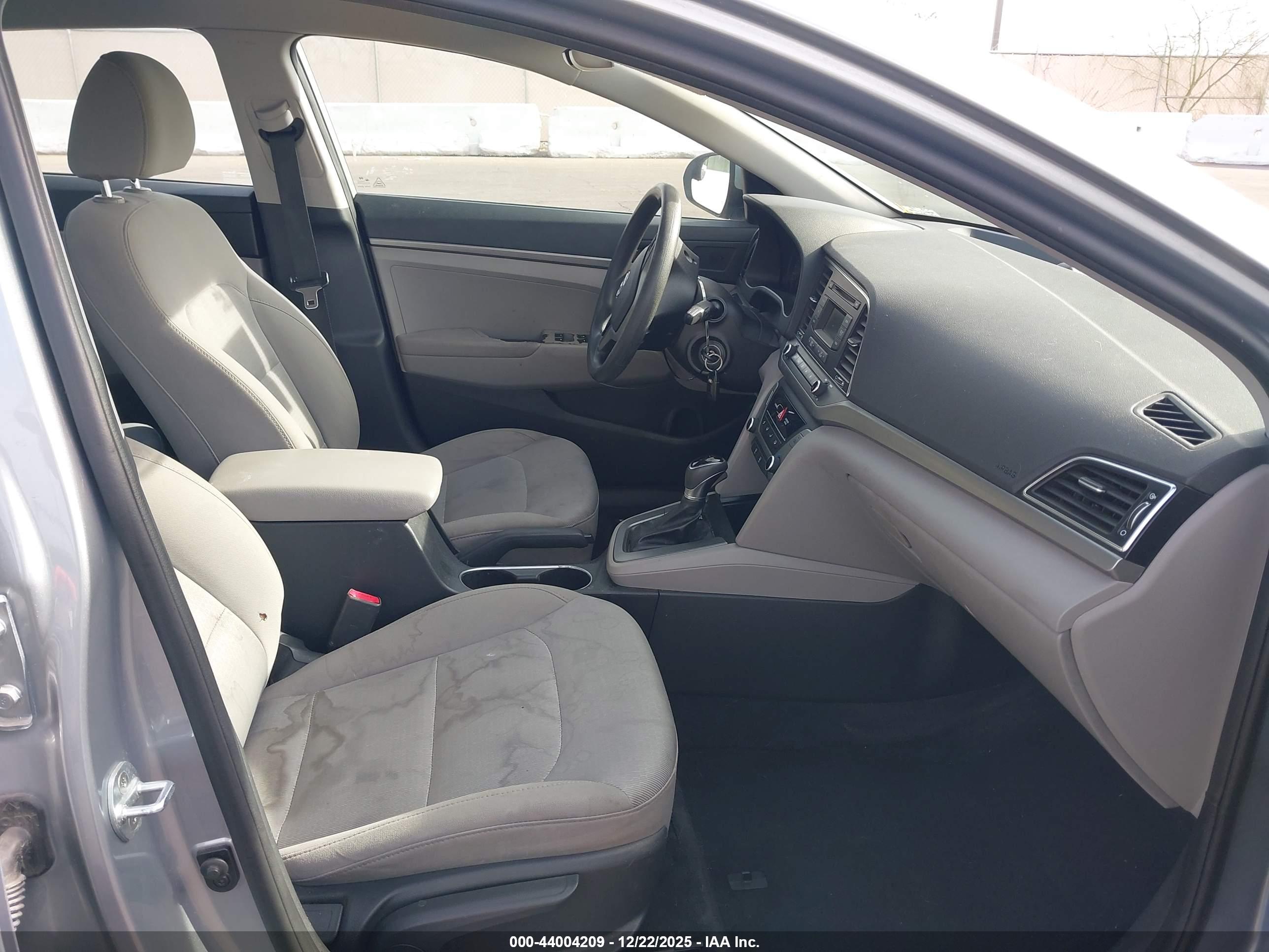 HYUNDAI ELANTRA image 5