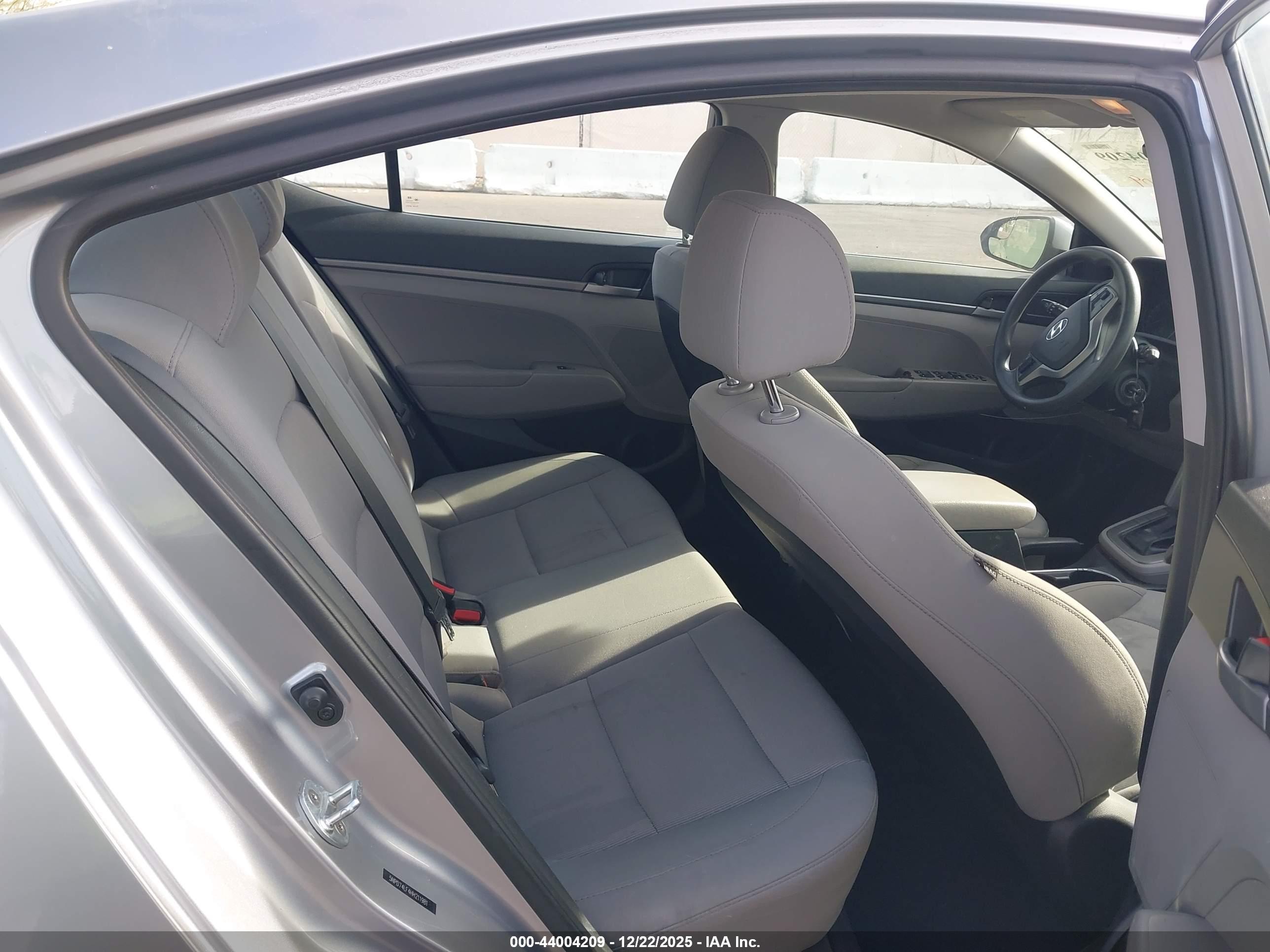 HYUNDAI ELANTRA image 8