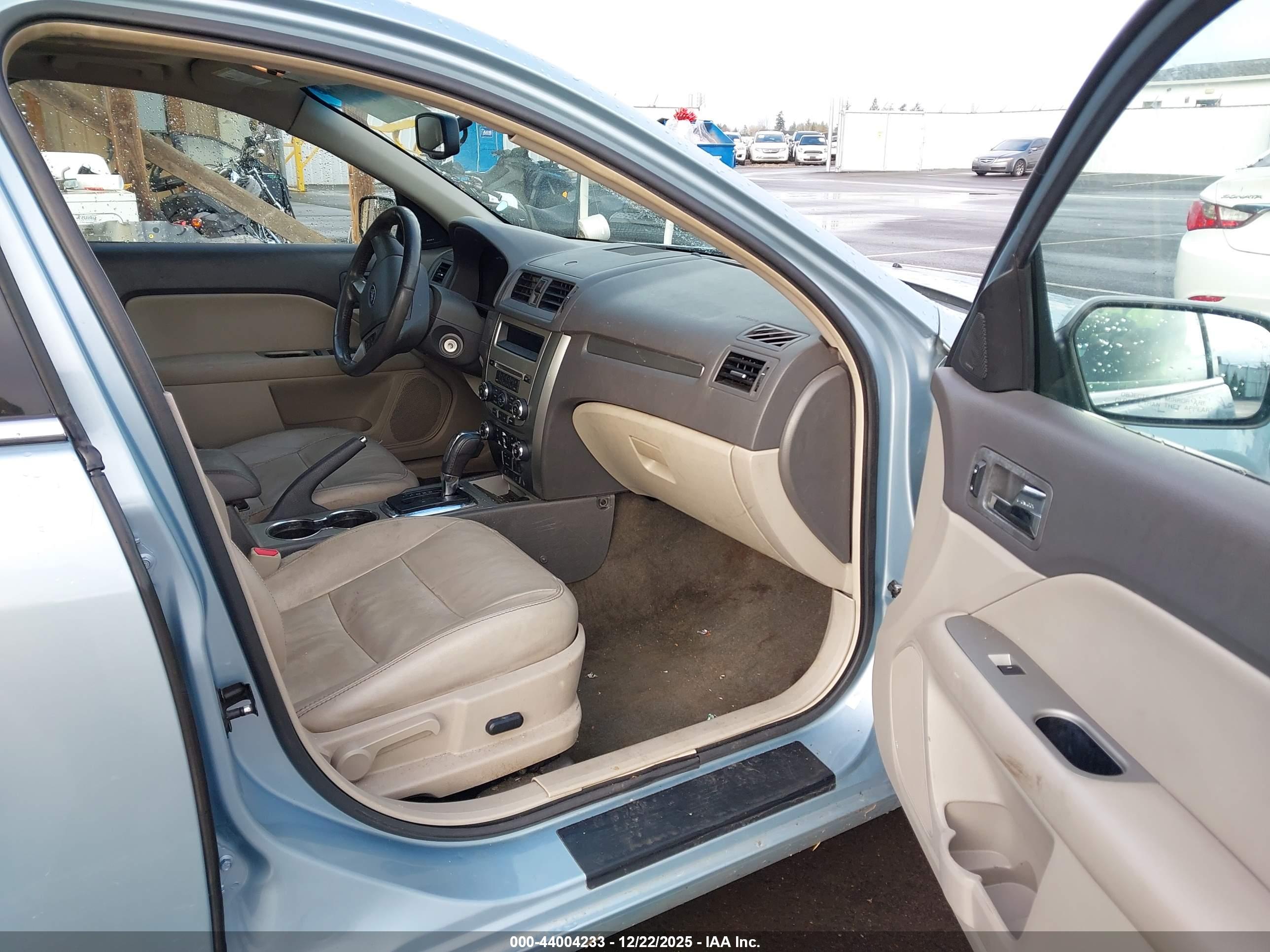 FORD FUSION image 5