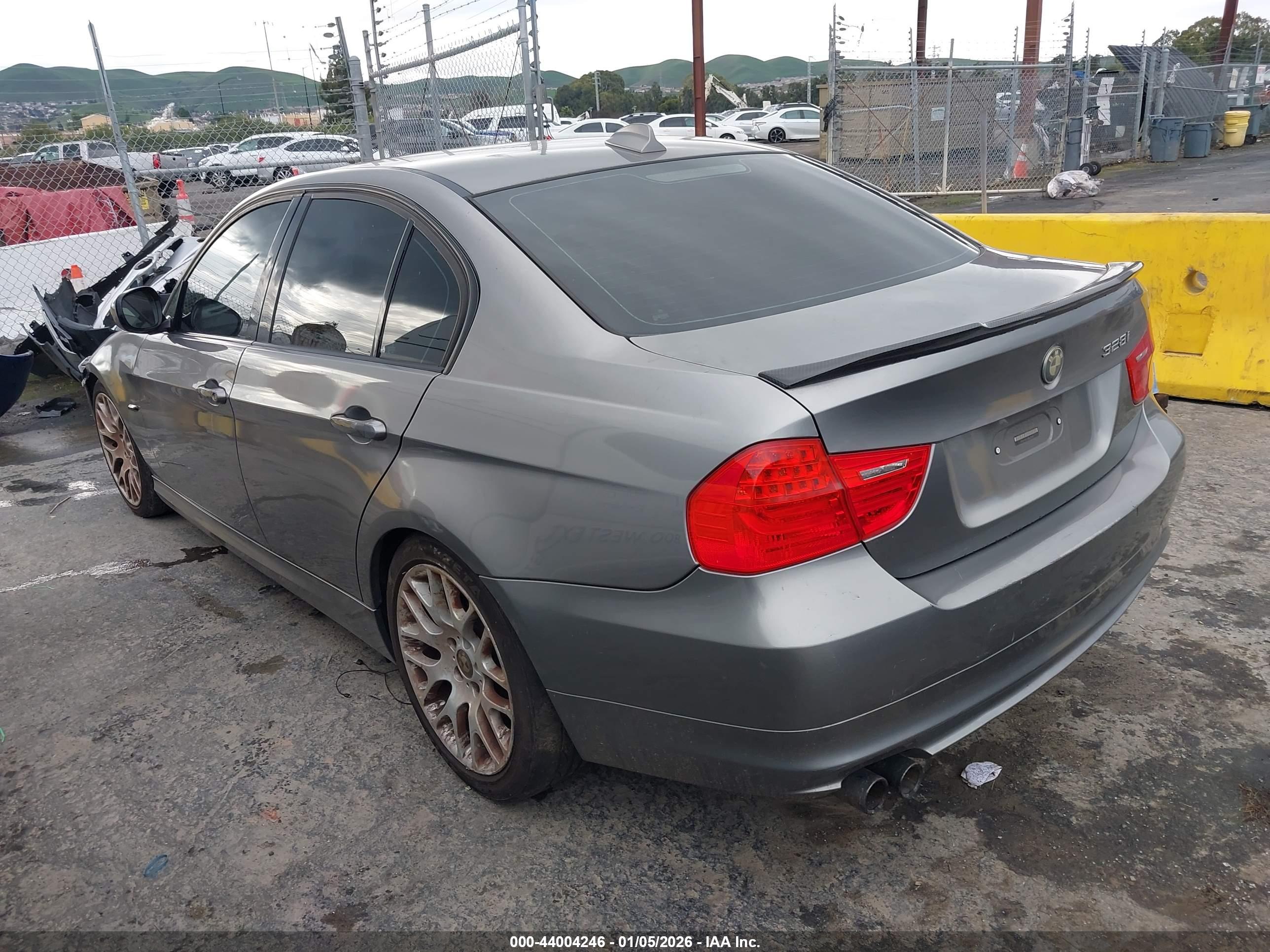 BMW 328I image 3