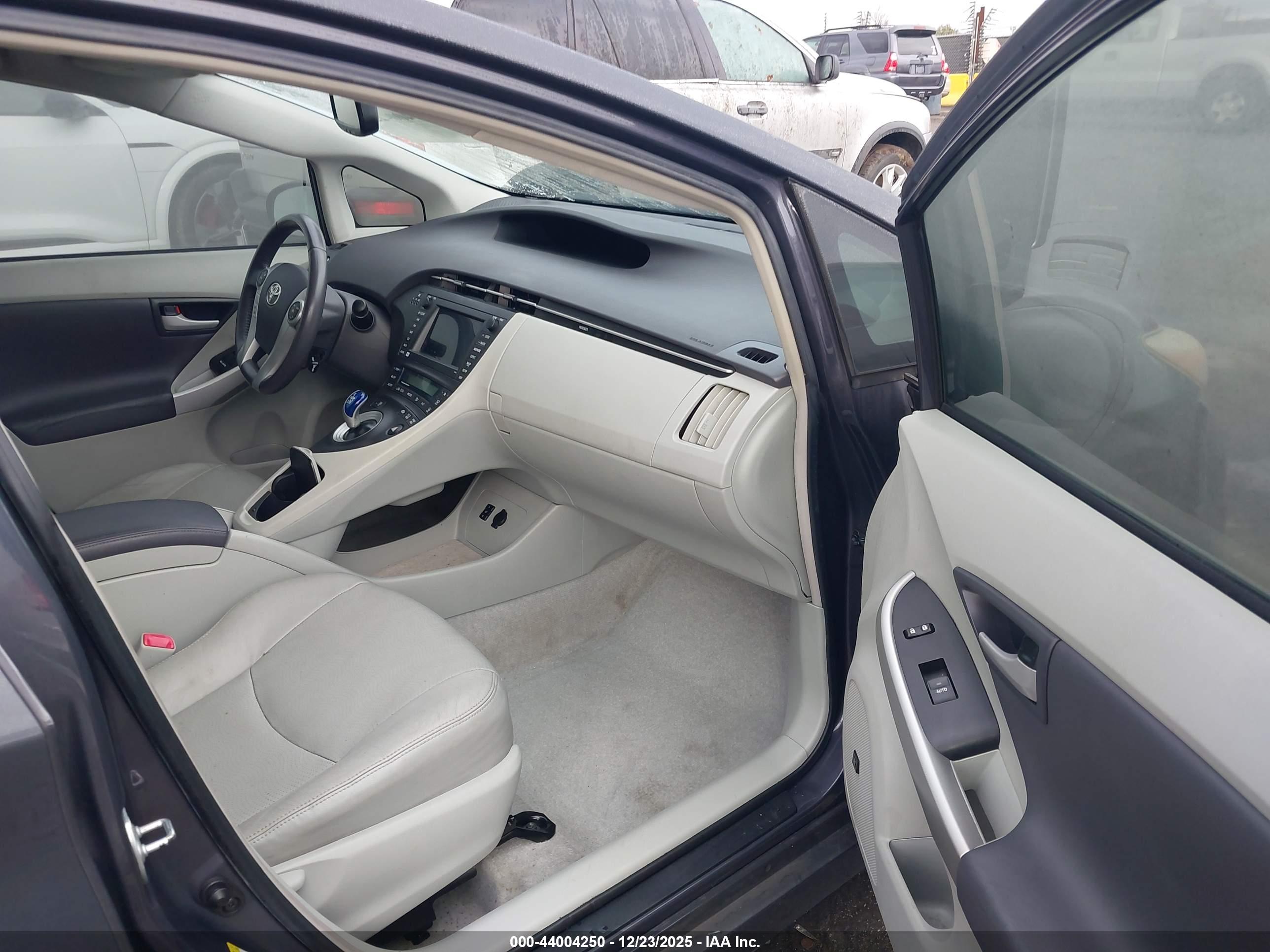 TOYOTA PRIUS image 5