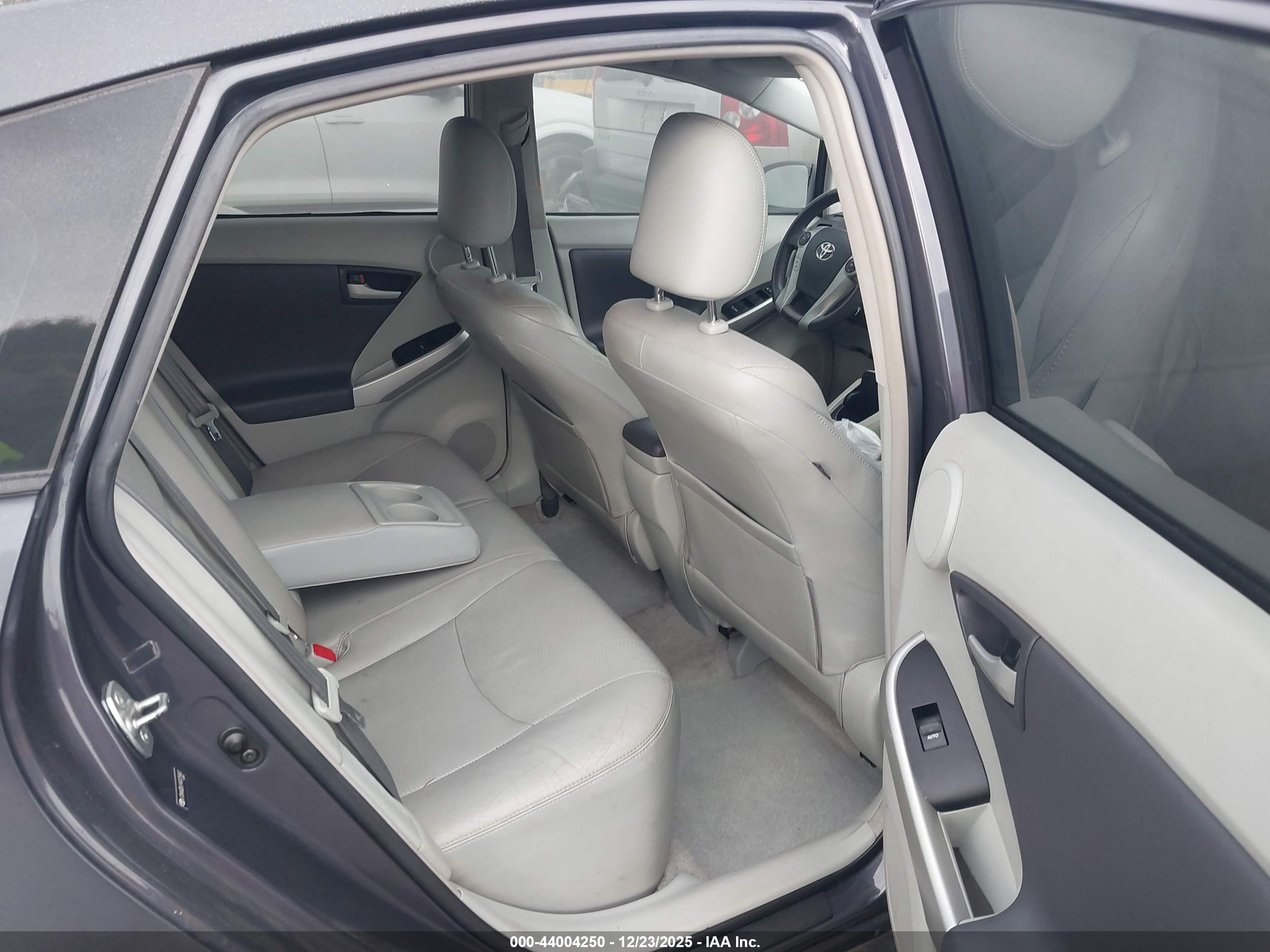 TOYOTA PRIUS image 8