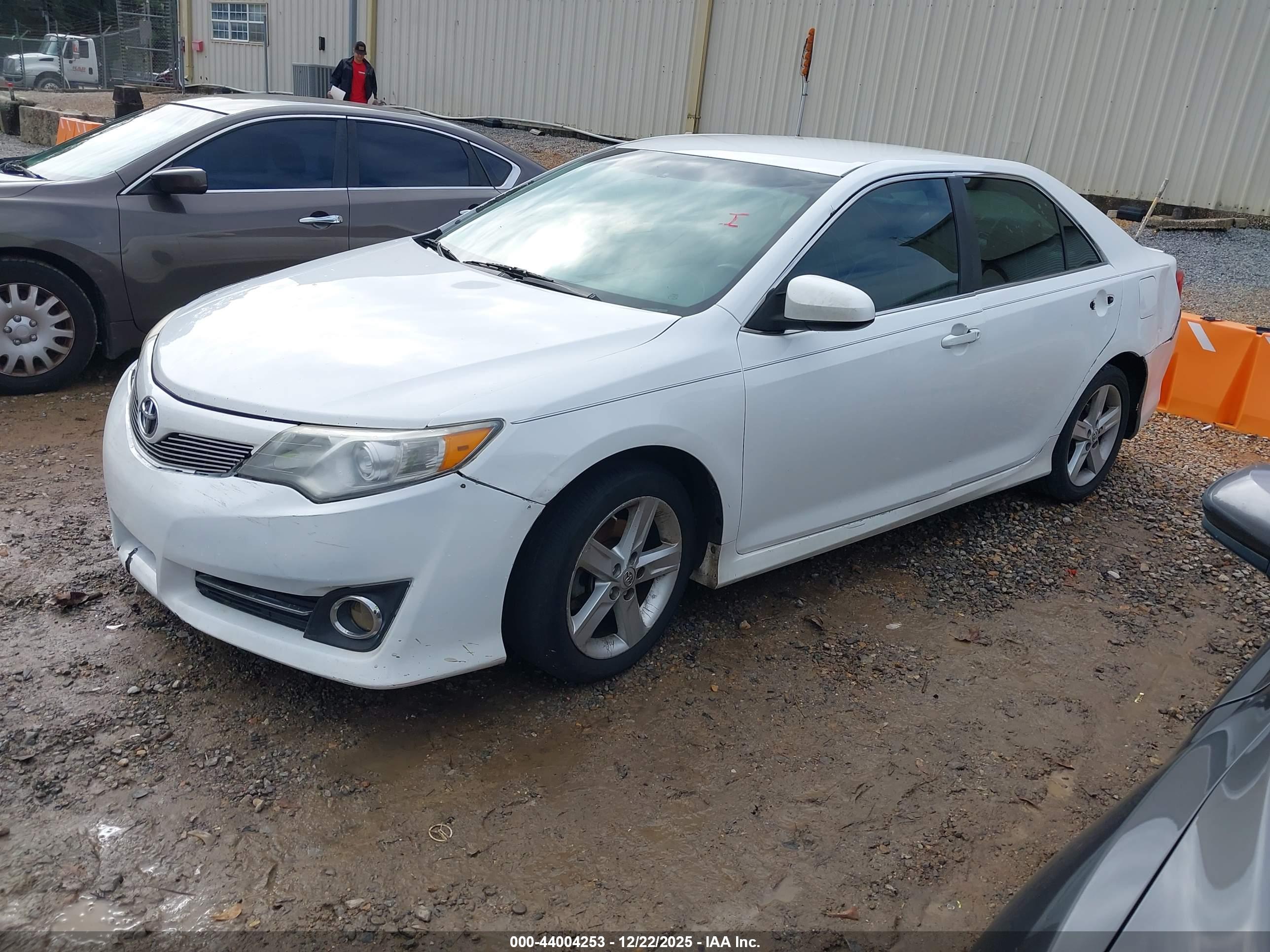 TOYOTA CAMRY image 2