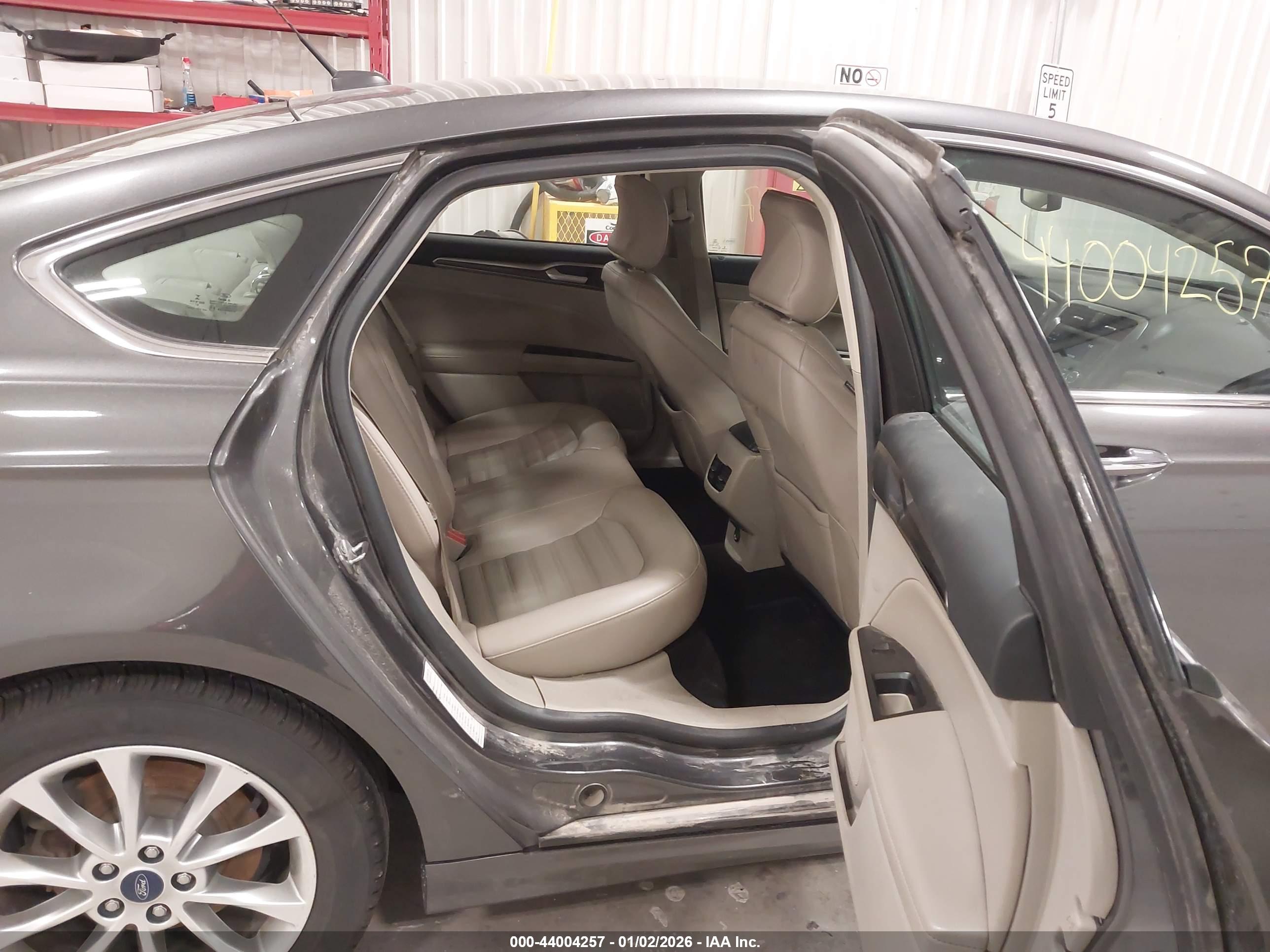 FORD FUSION image 8