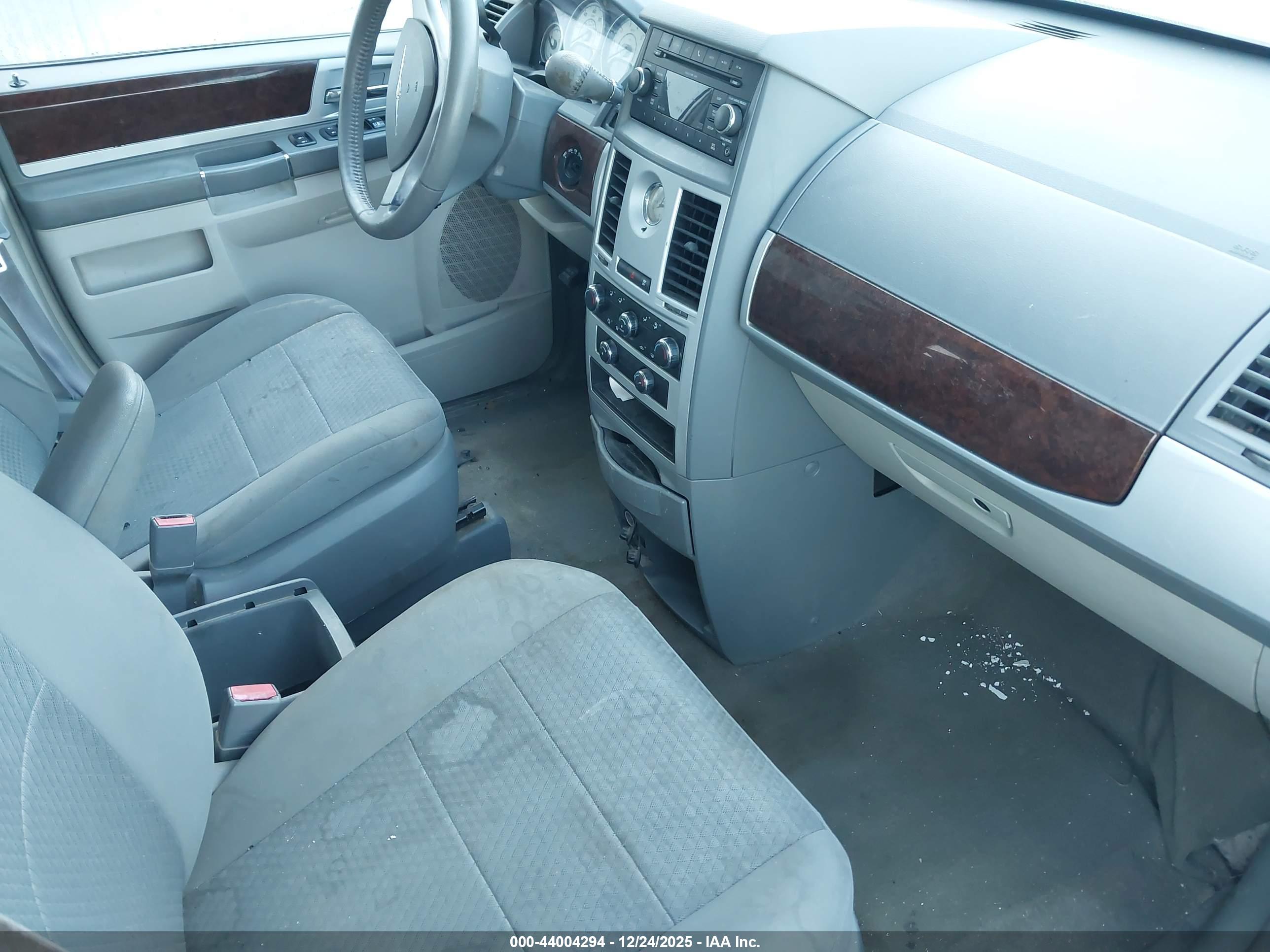 CHRYSLER TOWN image 5