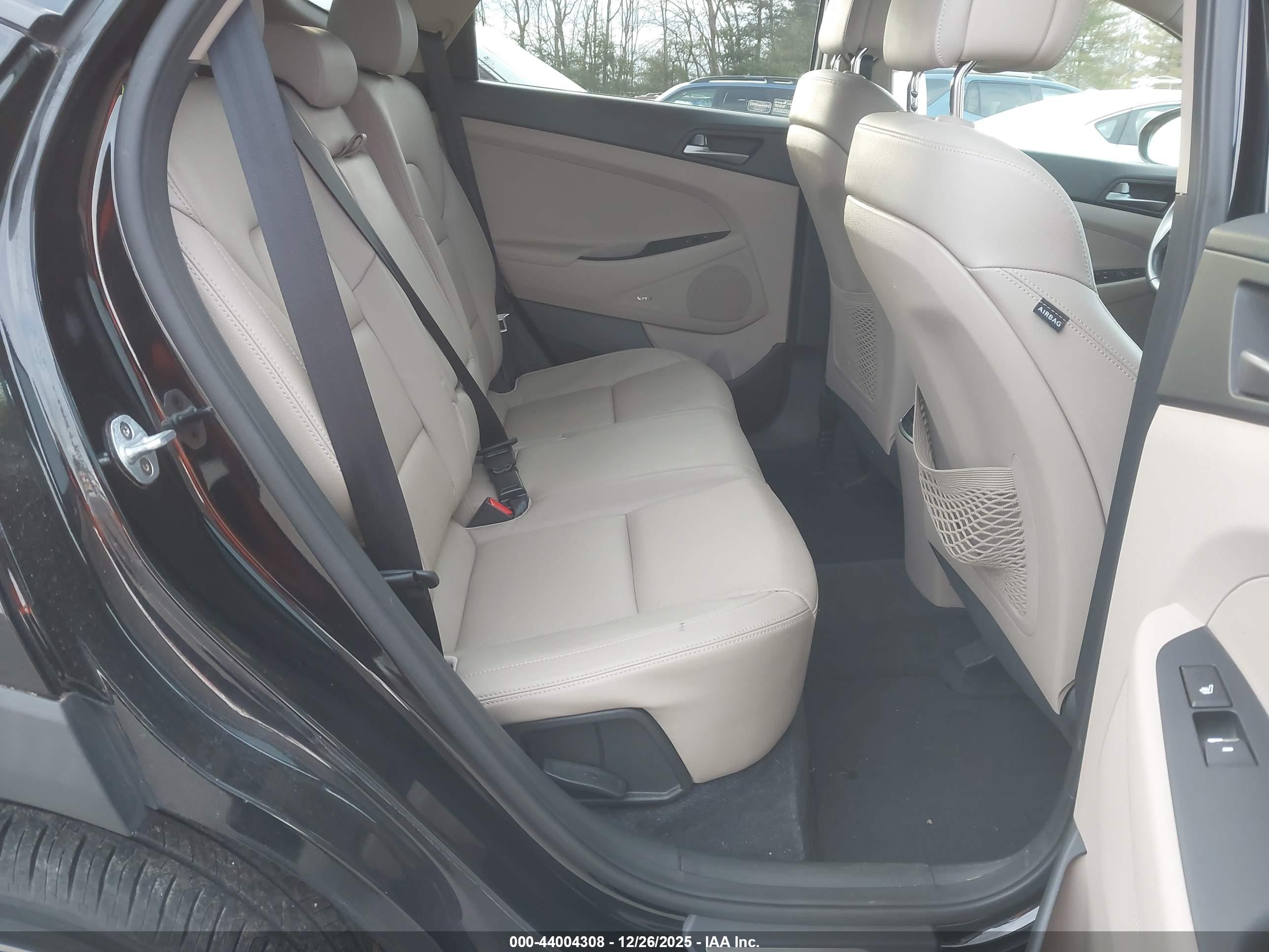 HYUNDAI TUCSON image 8