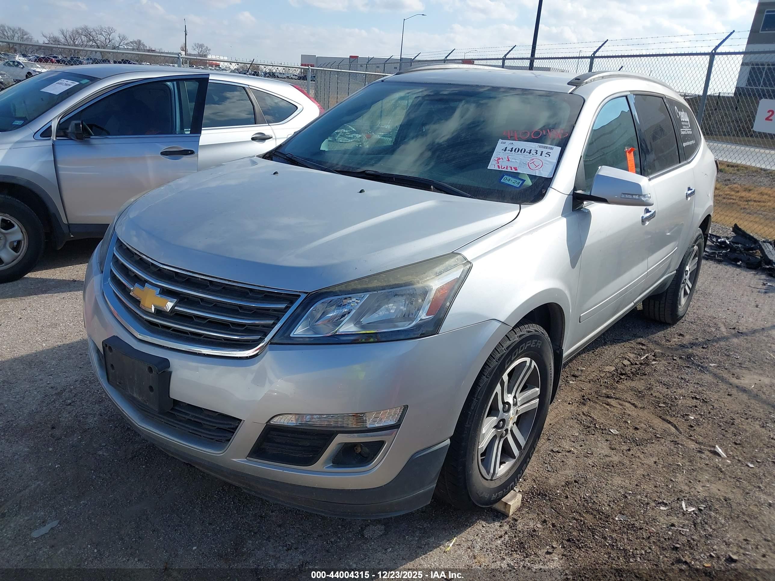CHEVROLET TRAVERSE image 2