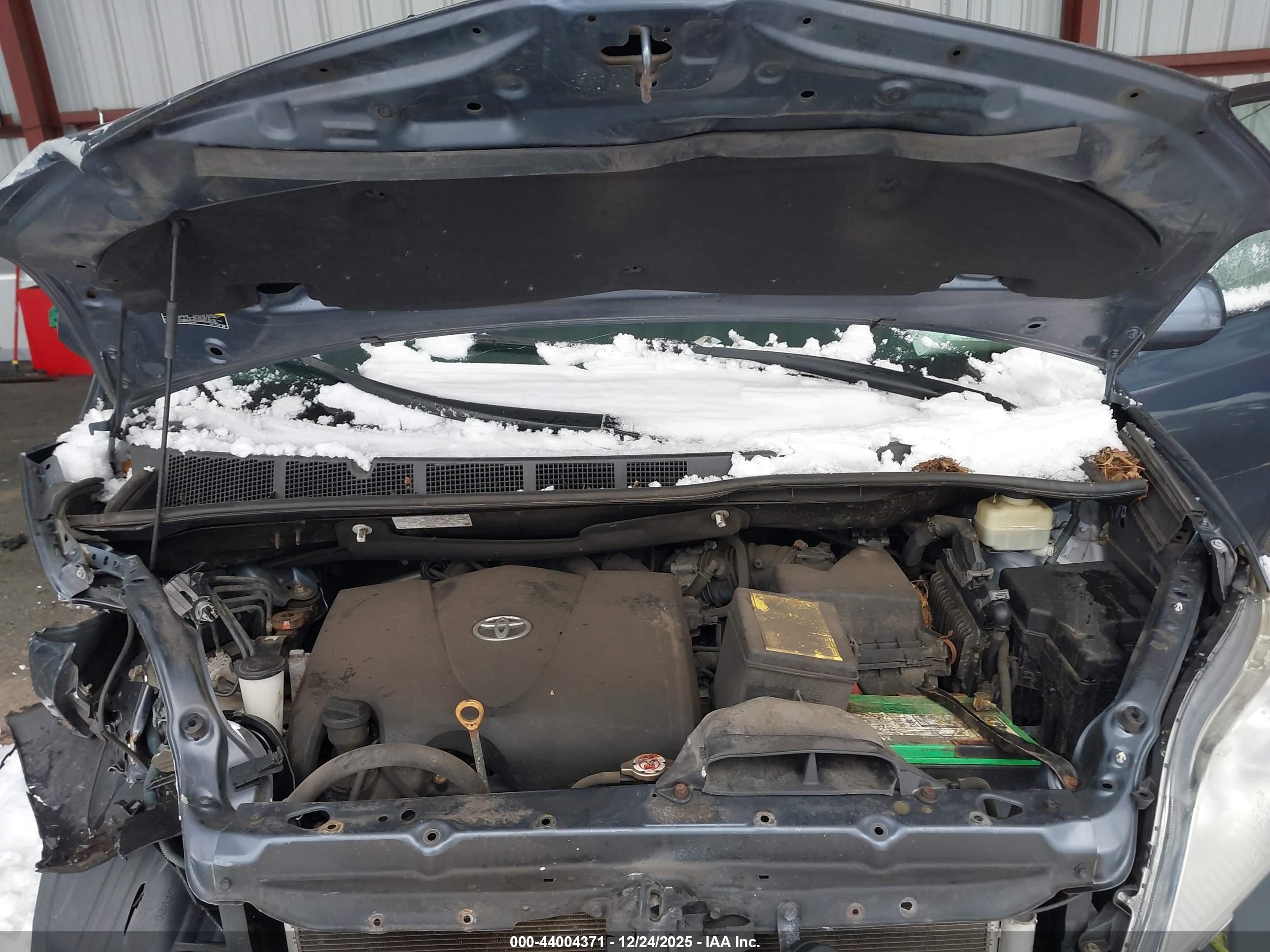 TOYOTA SIENNA image 10