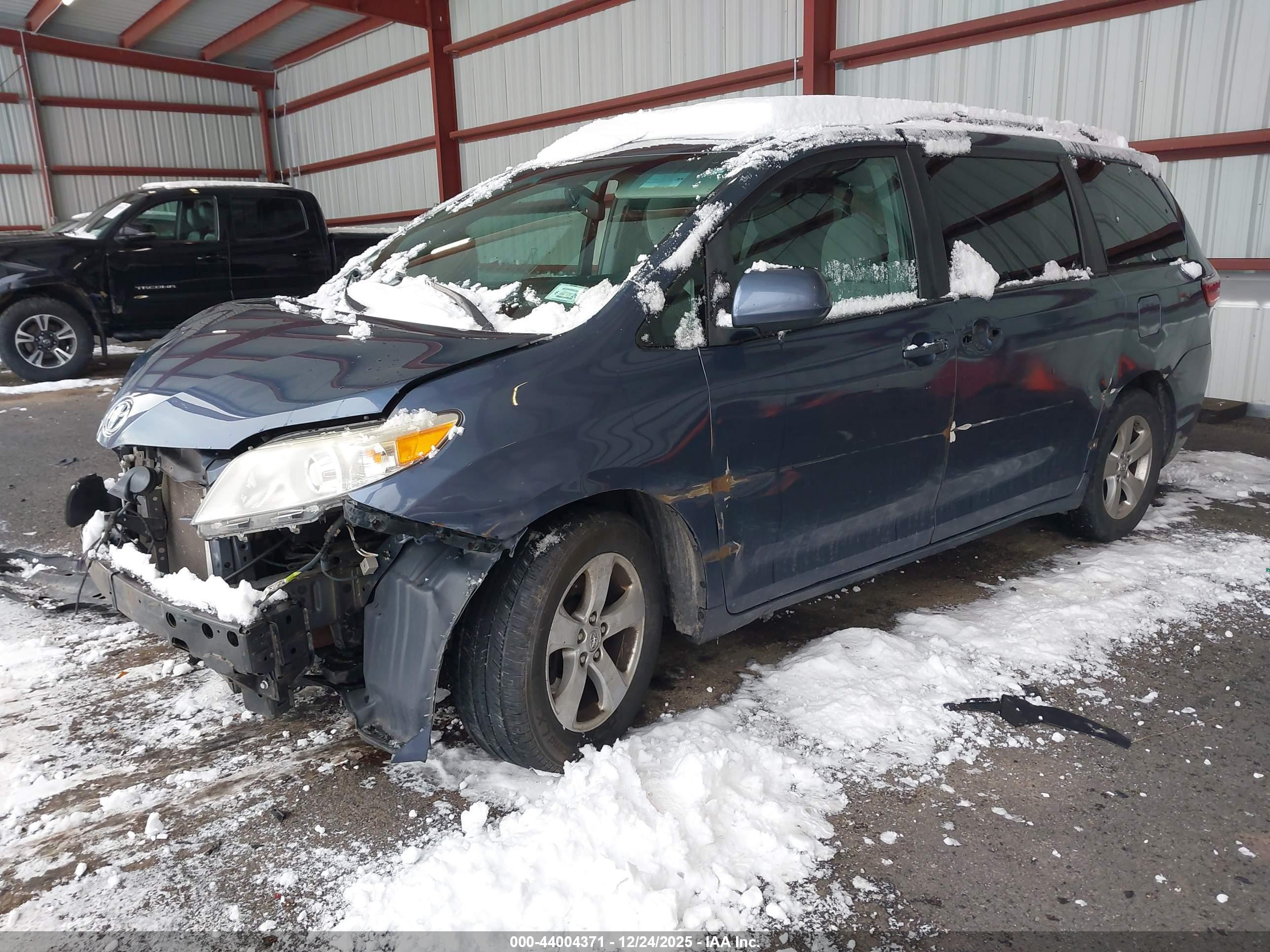 TOYOTA SIENNA image 2