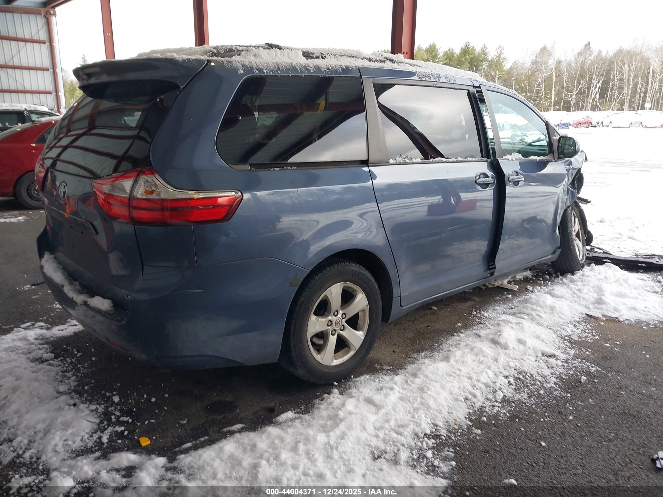 TOYOTA SIENNA image 4