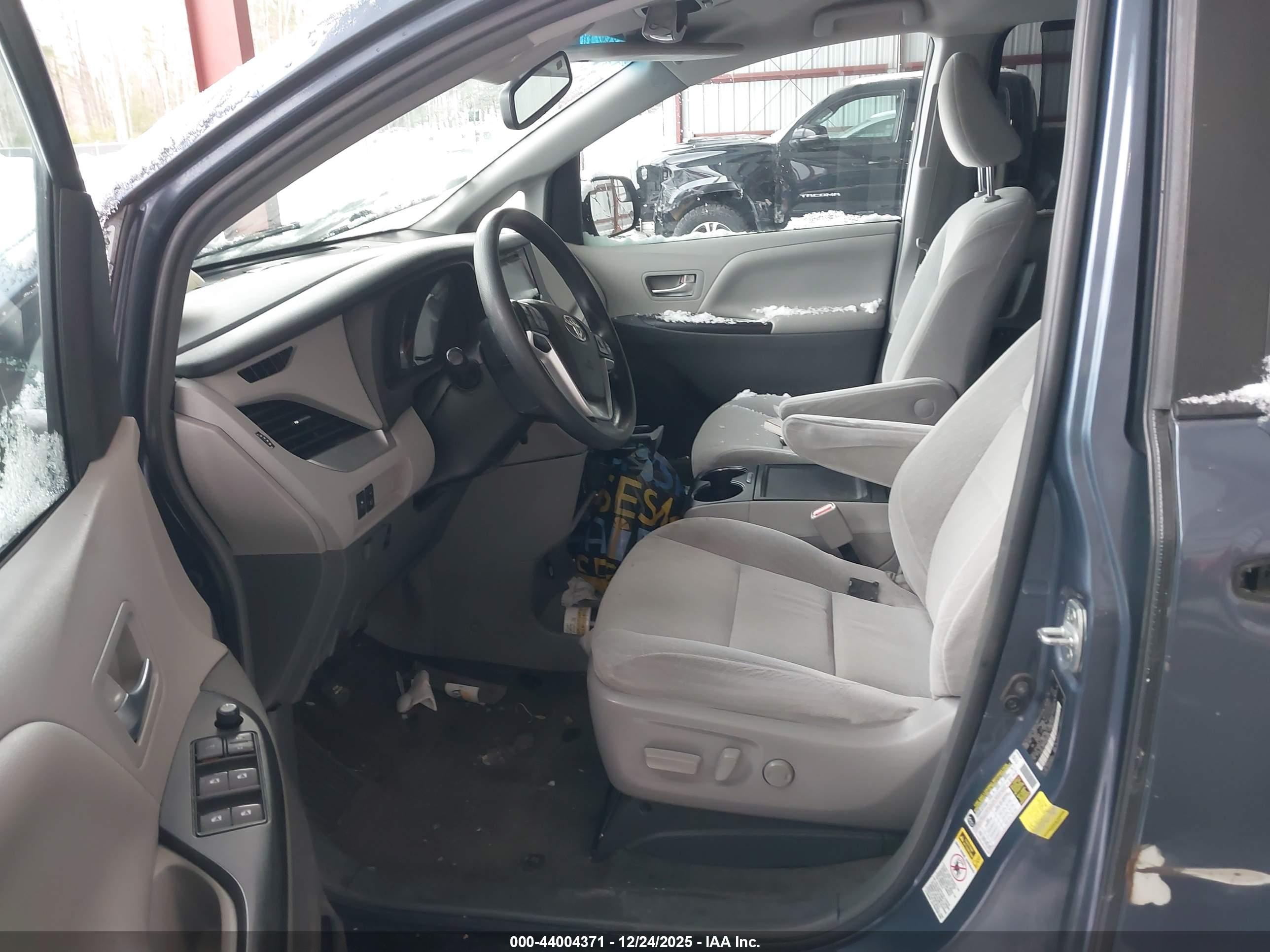 TOYOTA SIENNA image 5