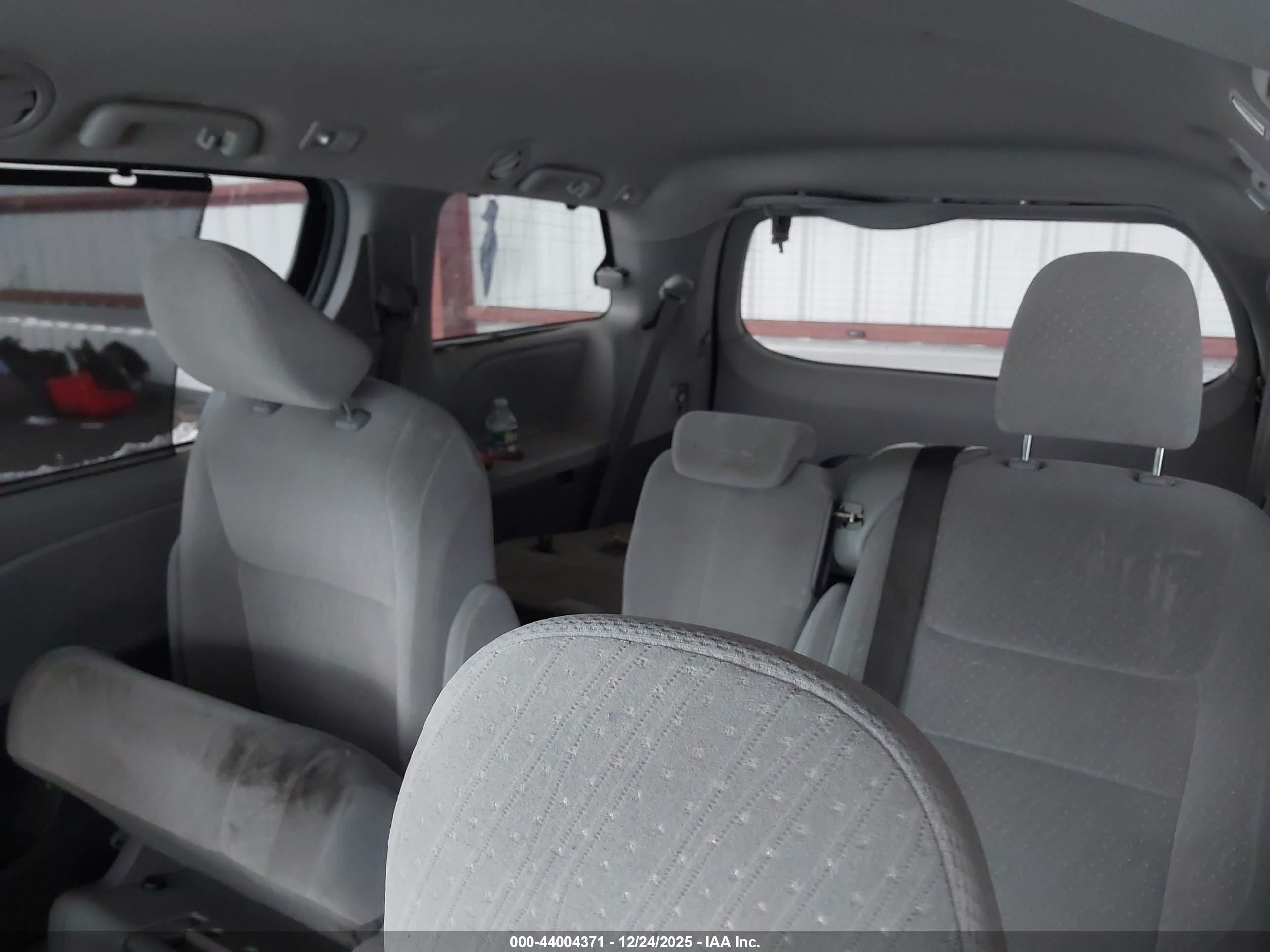 TOYOTA SIENNA image 8
