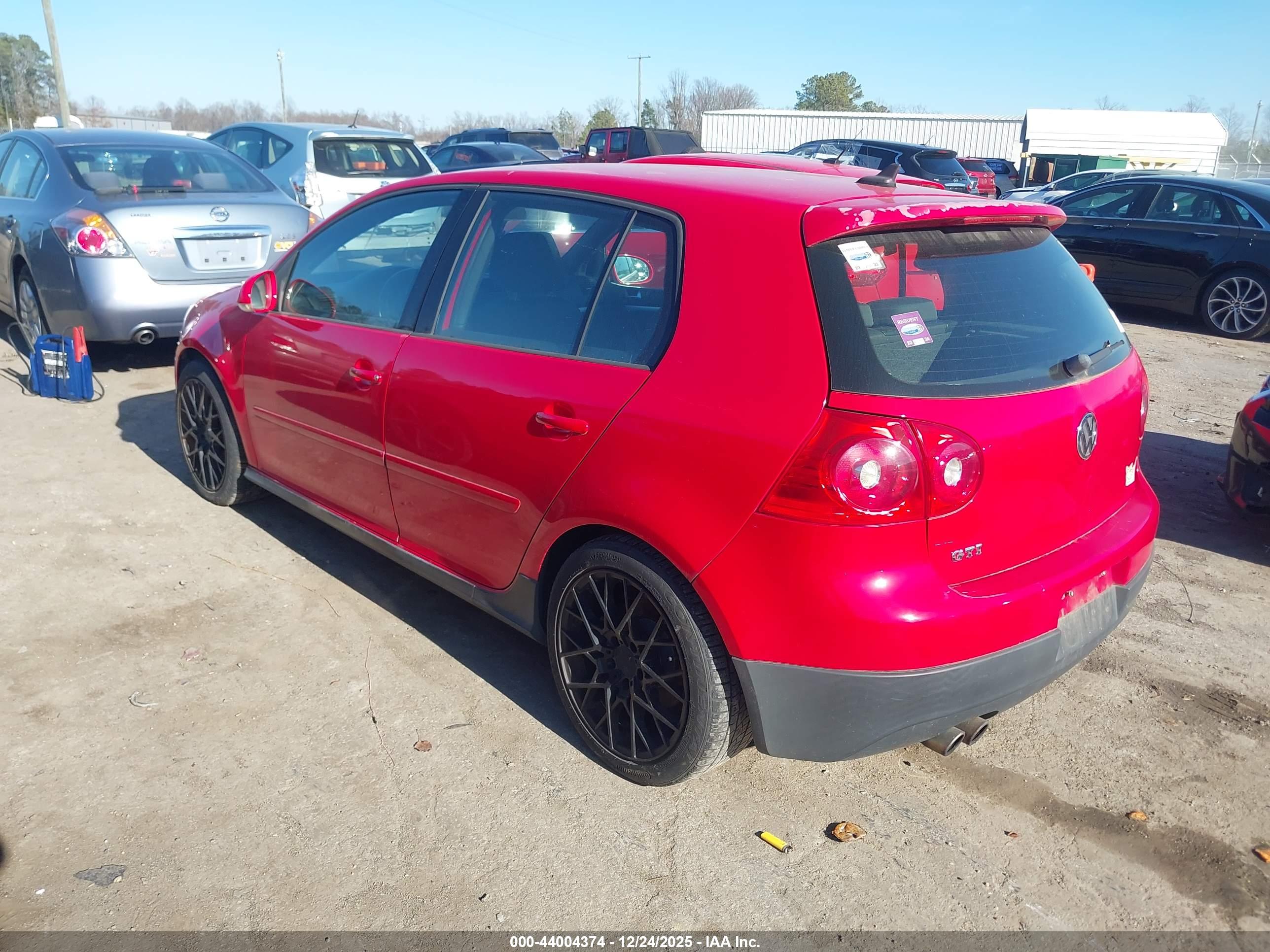 VOLKSWAGEN GTI image 3