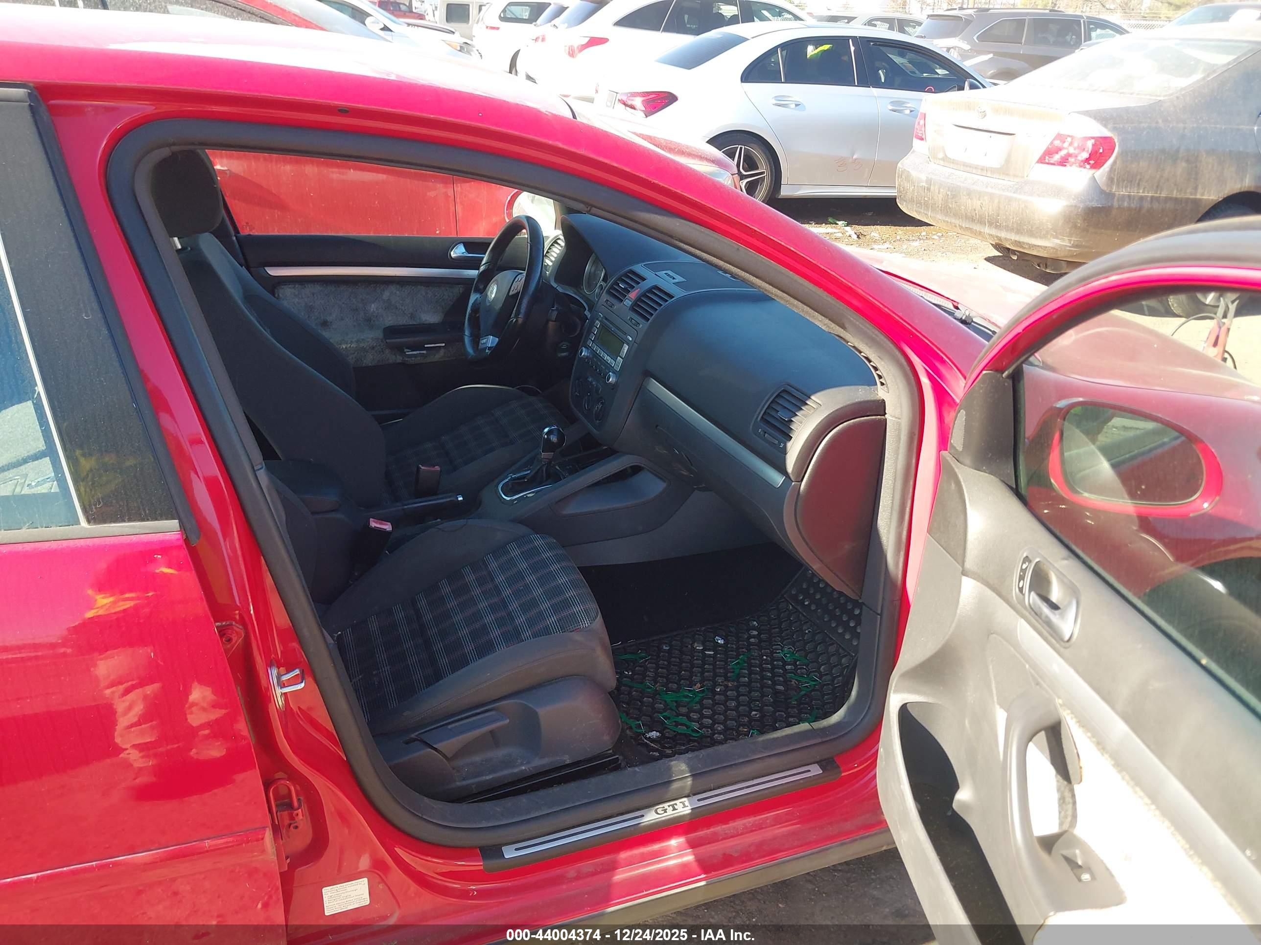 VOLKSWAGEN GTI image 5