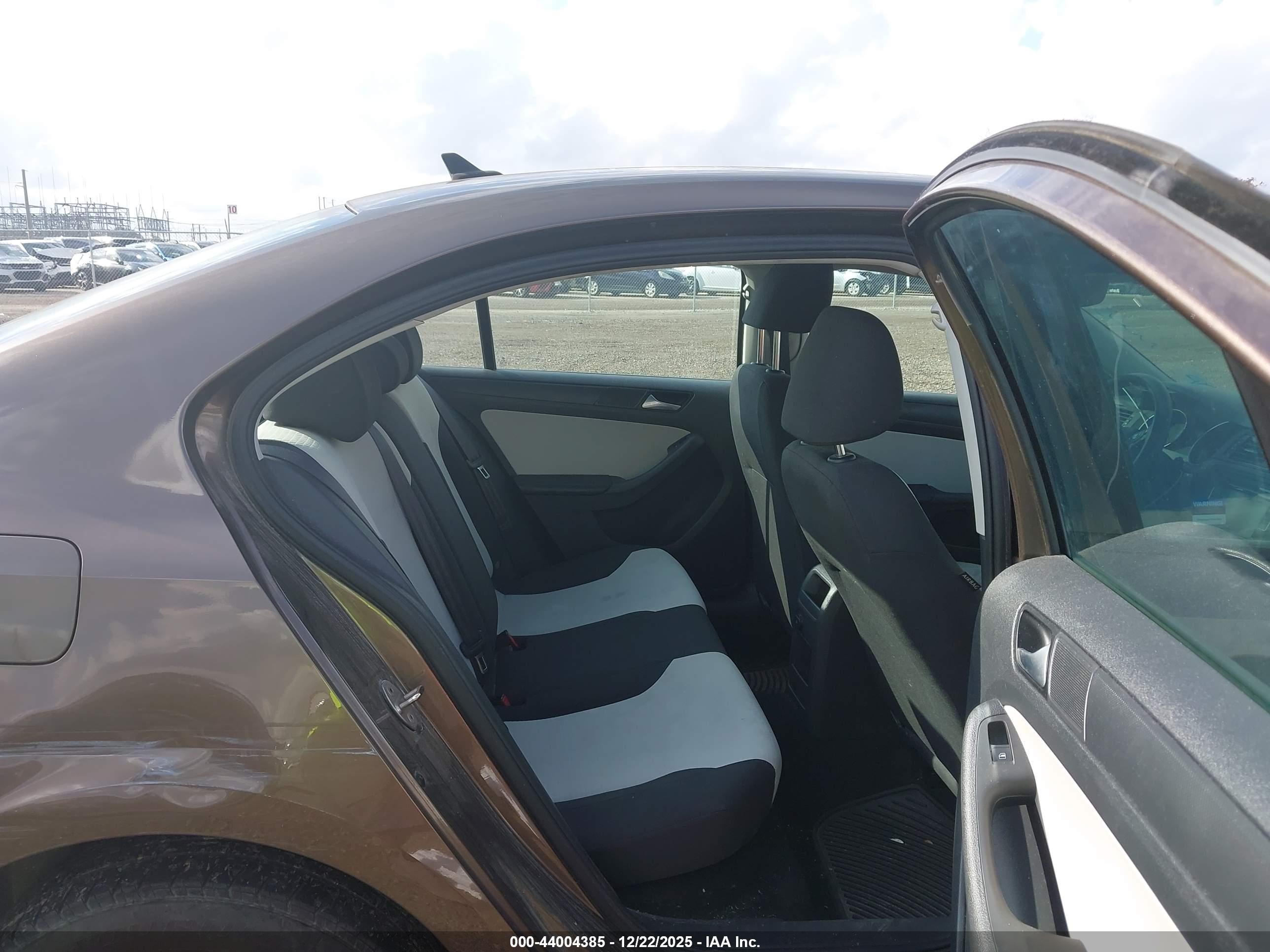 VOLKSWAGEN JETTA image 8