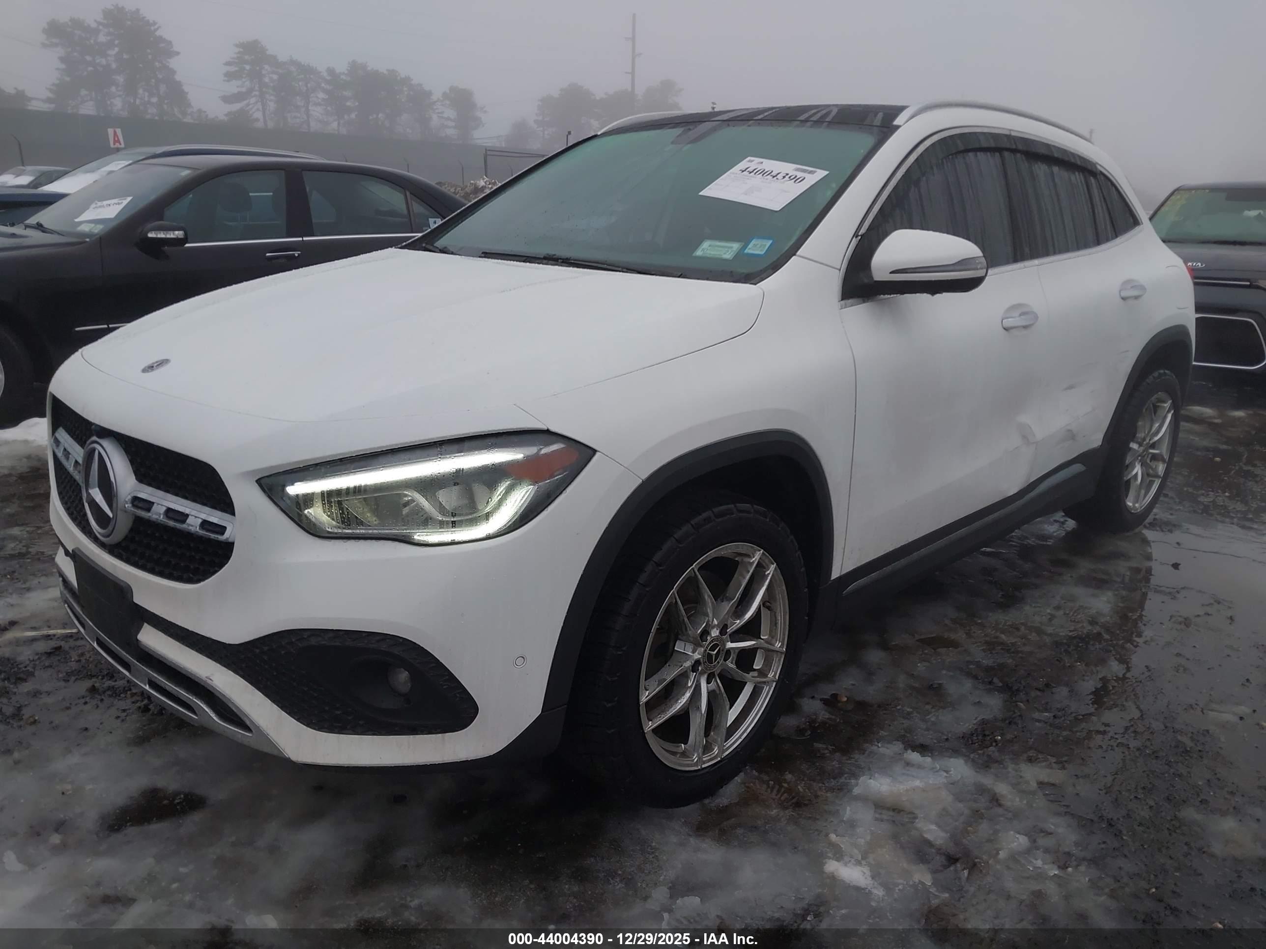 MERCEDES-BENZ GLA image 2