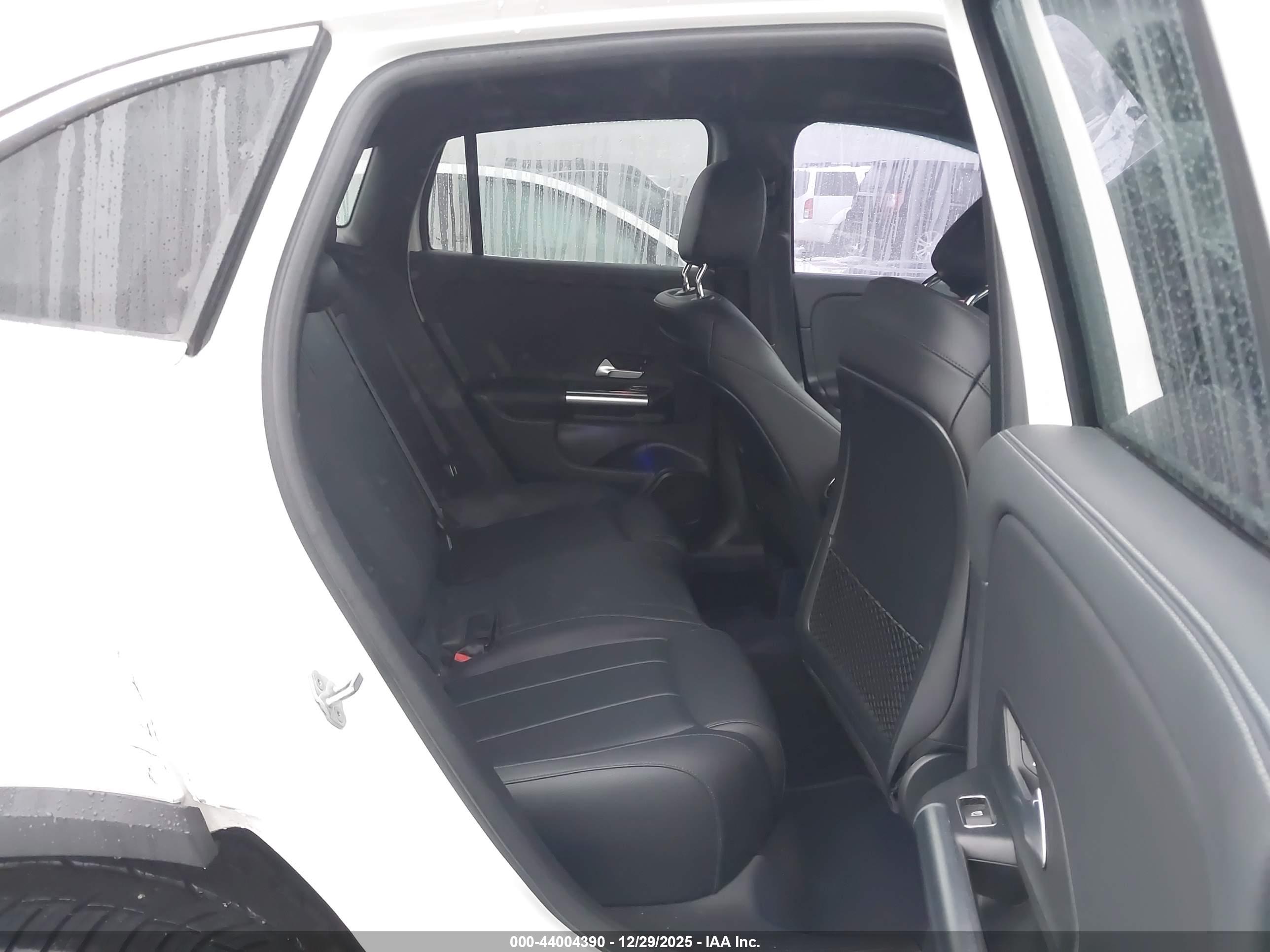 MERCEDES-BENZ GLA image 8