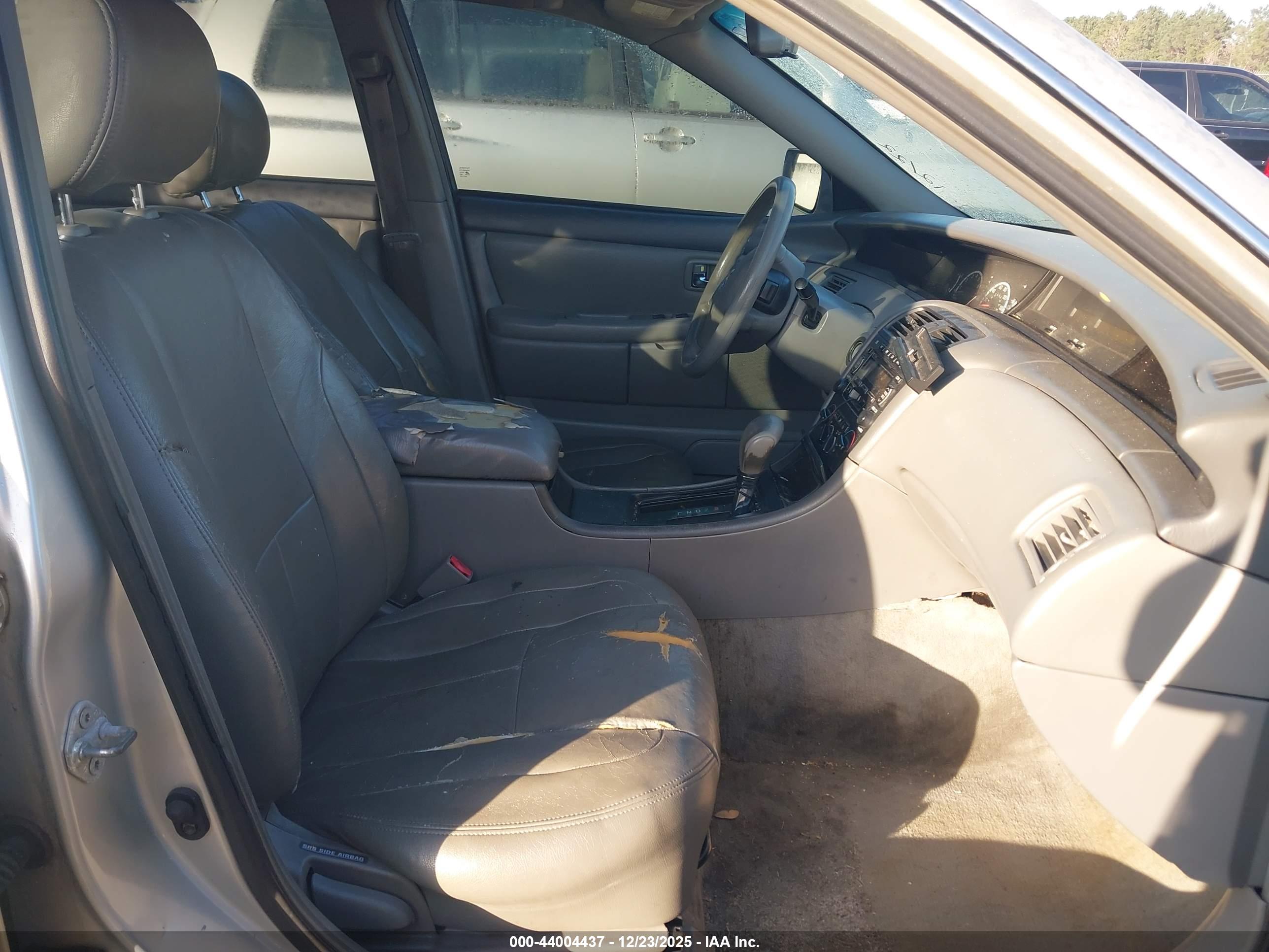 TOYOTA AVALON image 5