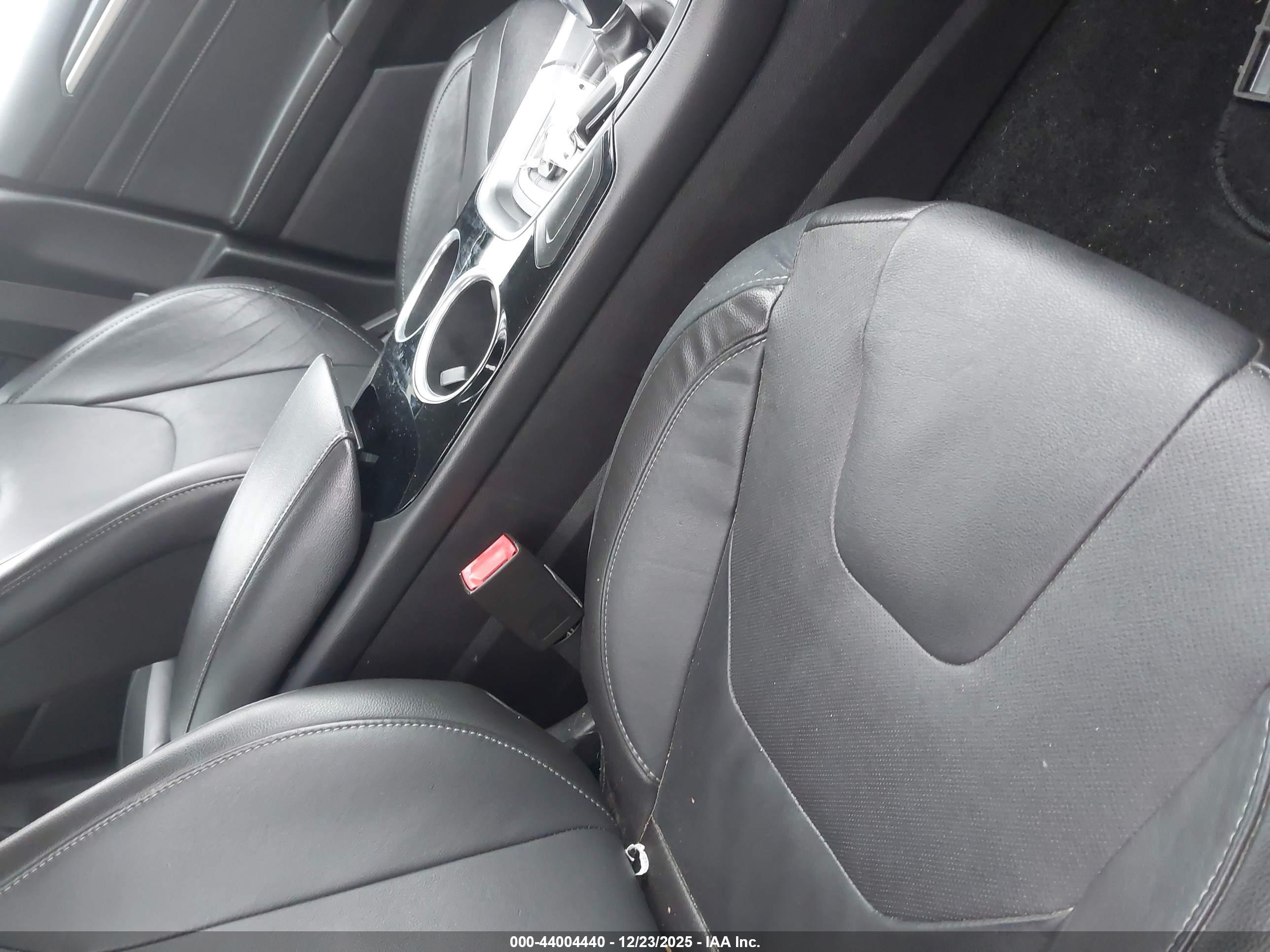 FORD FUSION image 5