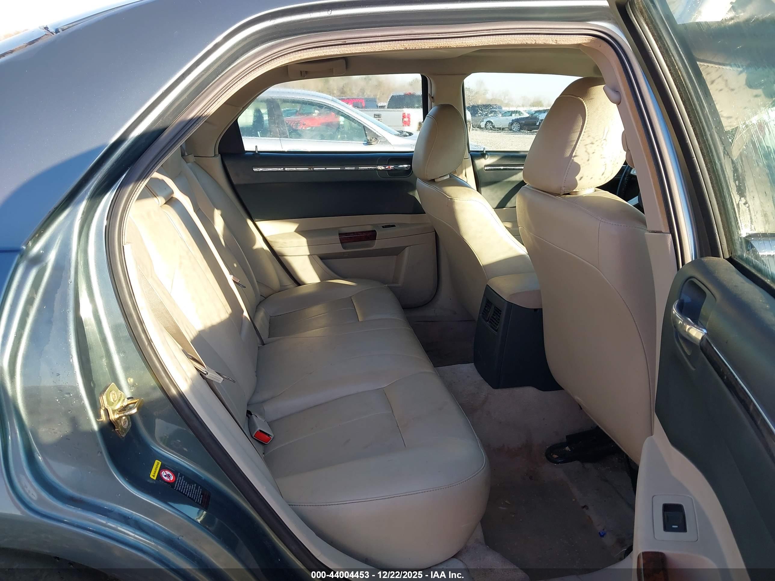 CHRYSLER 300 image 8