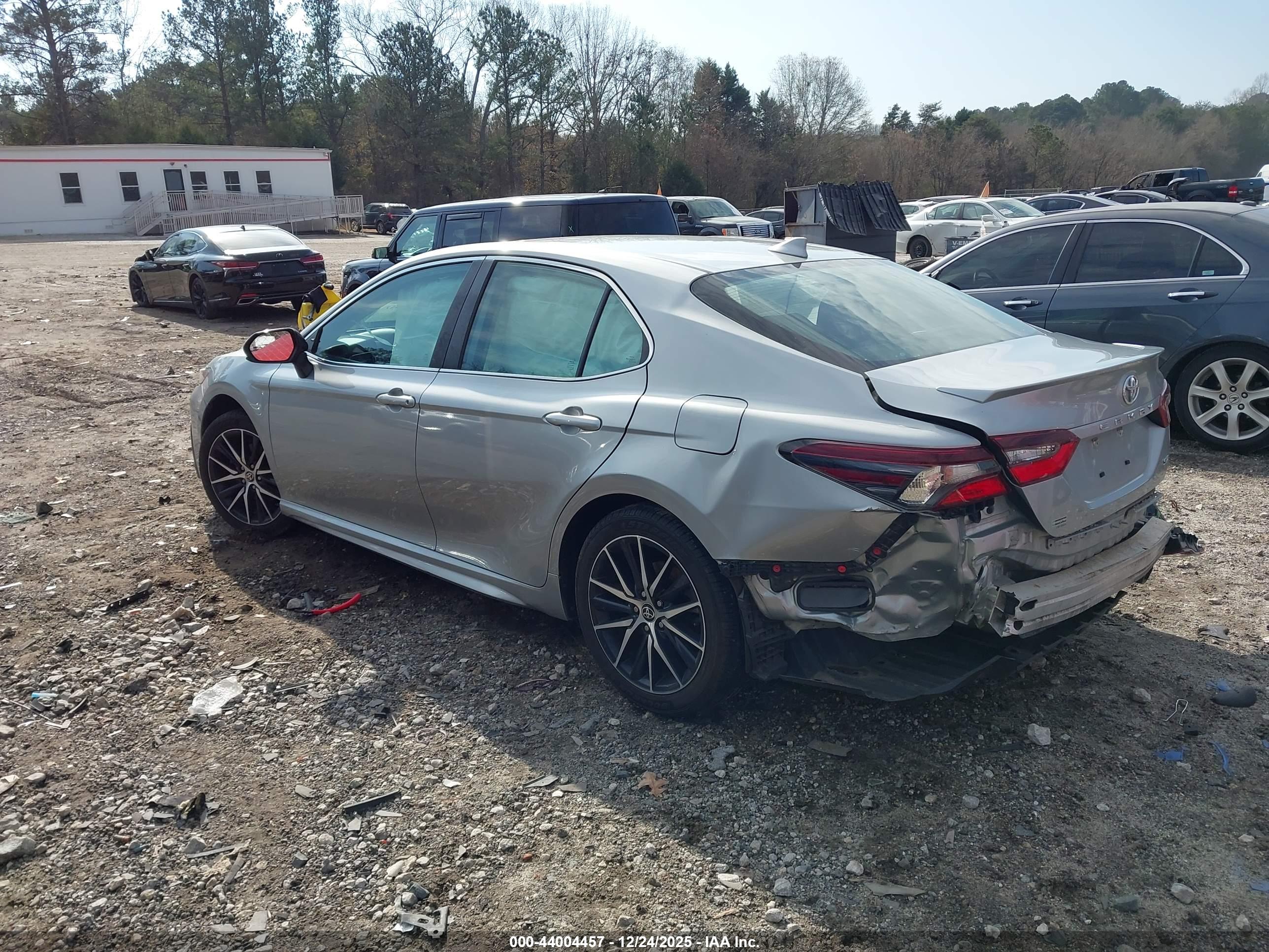 TOYOTA CAMRY image 3