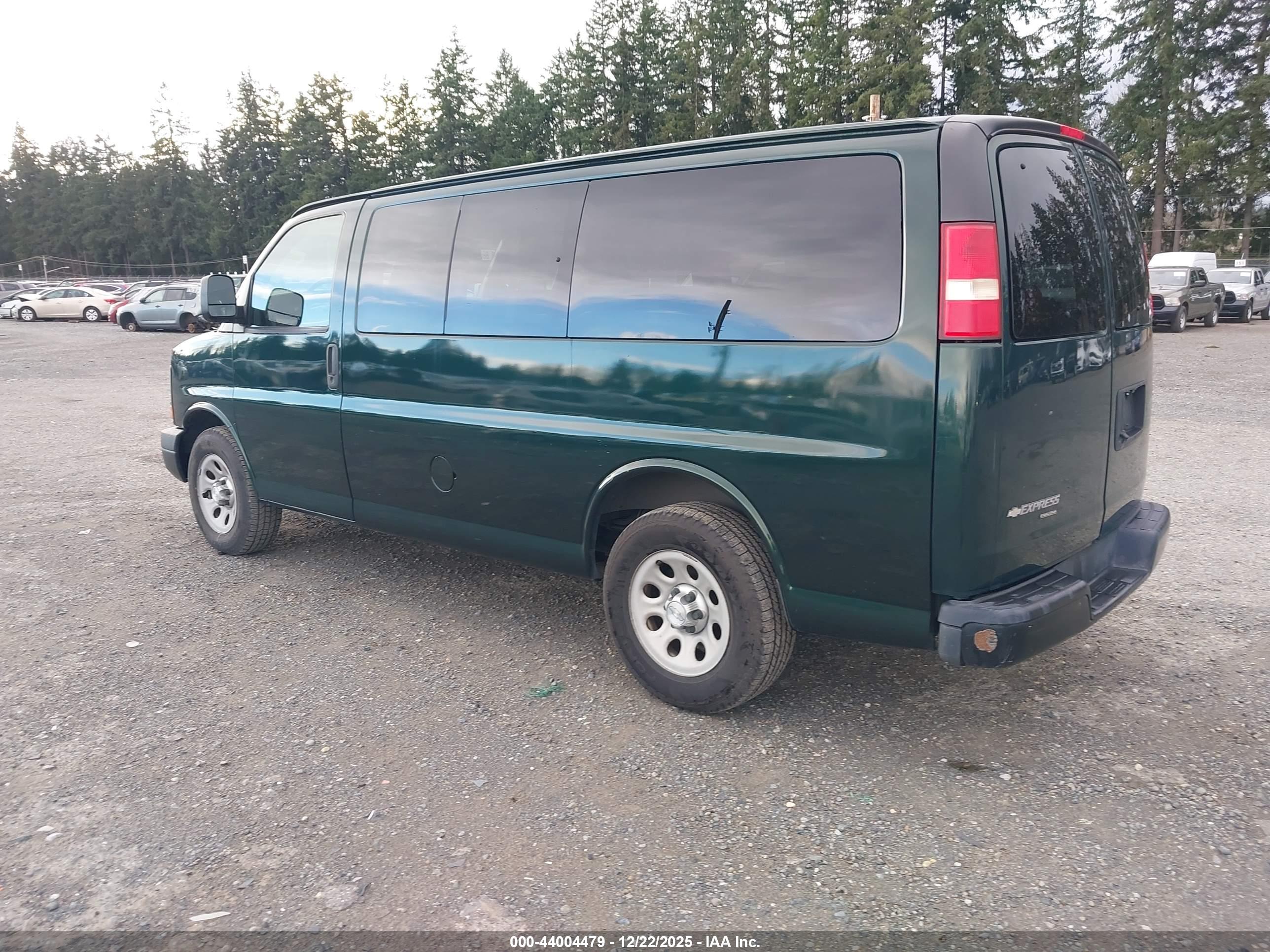 CHEVROLET EXPRESS image 3