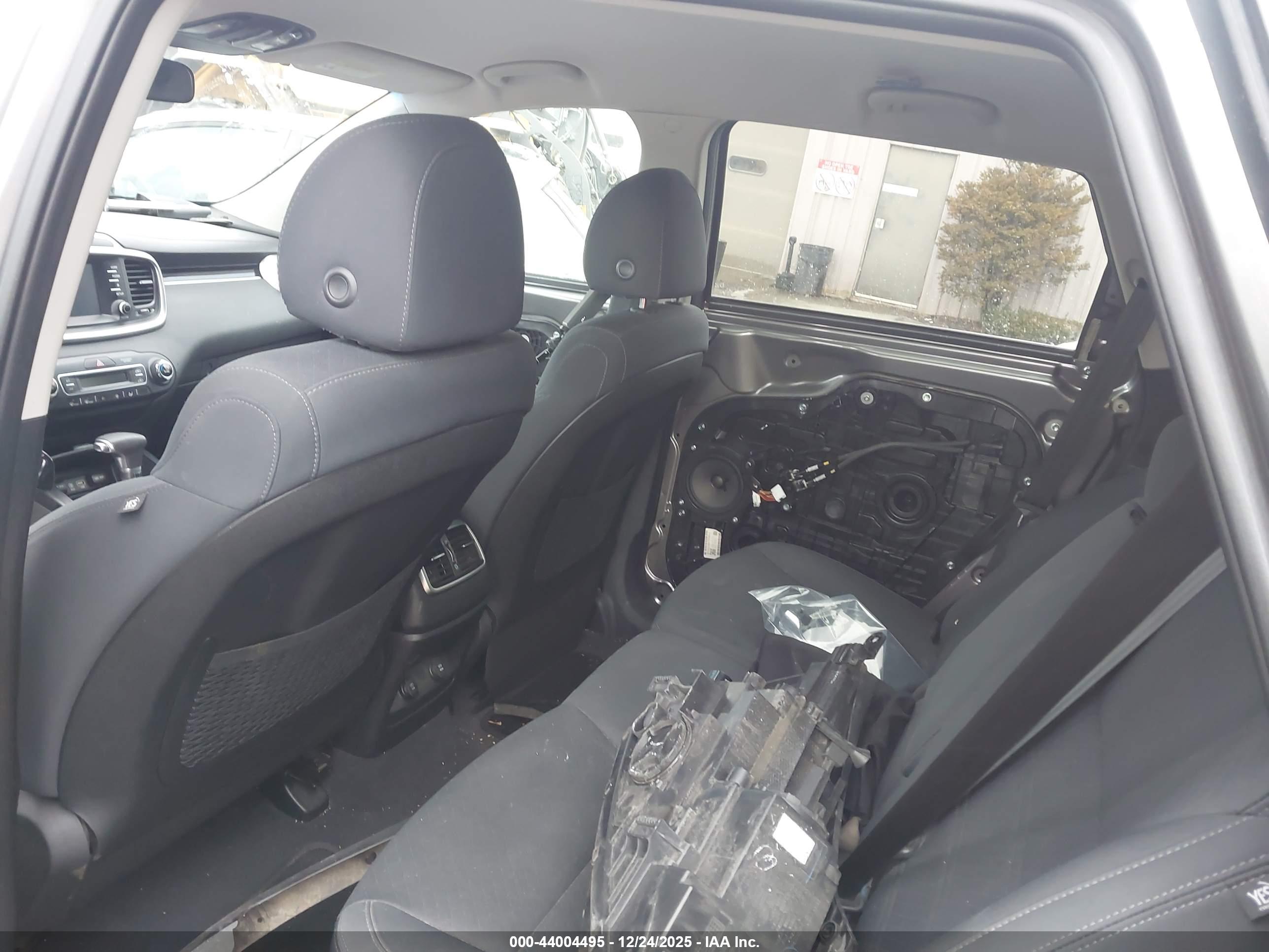 KIA SORENTO image 8