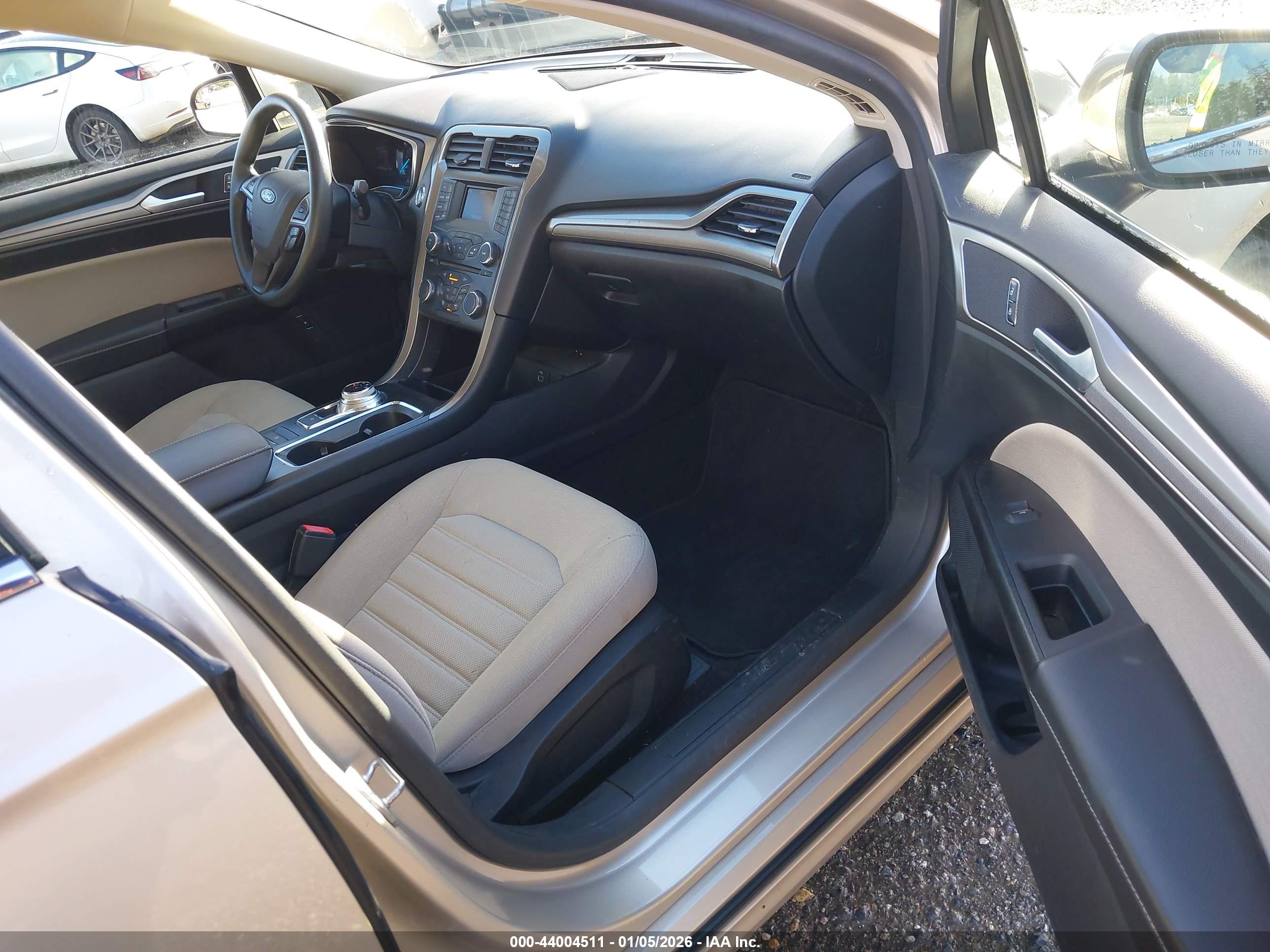FORD FUSION image 5