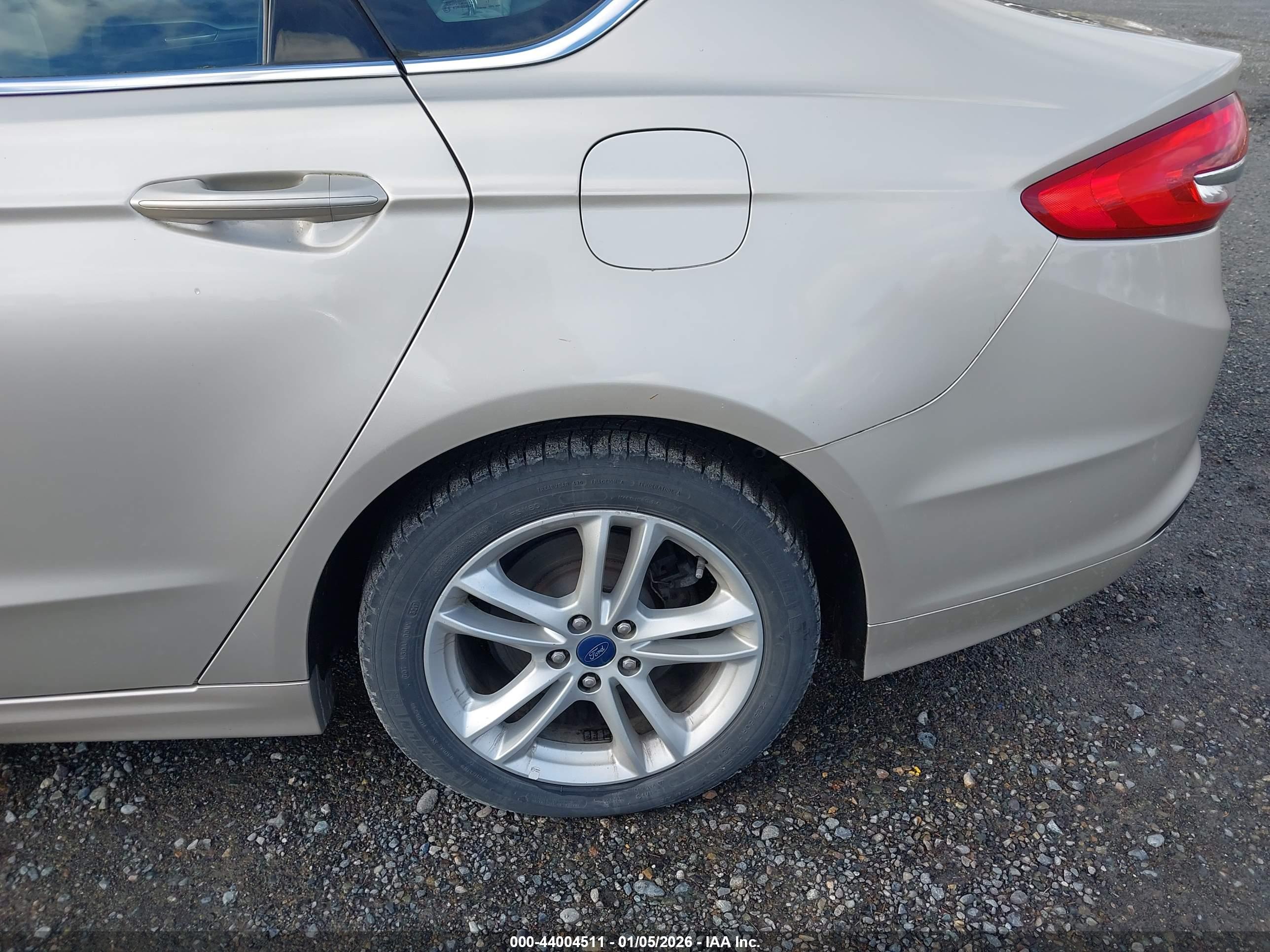 FORD FUSION image 6