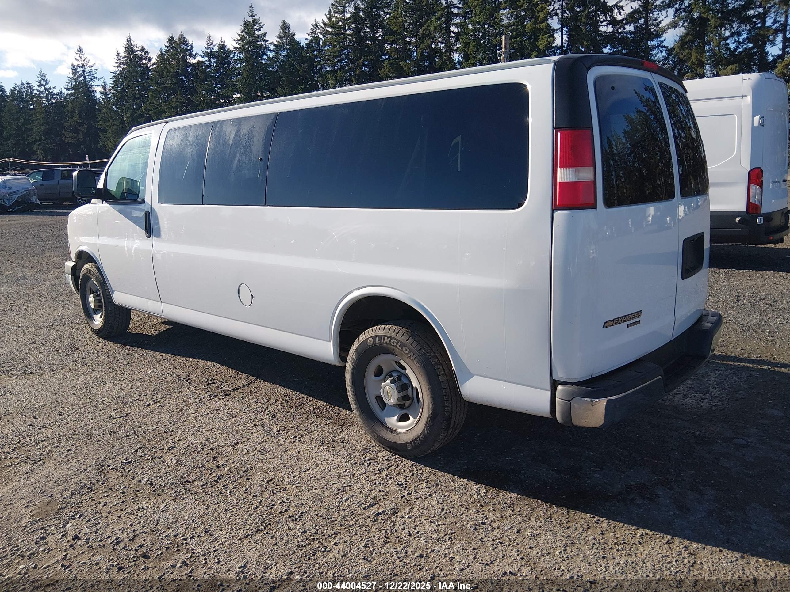 CHEVROLET EXPRESS image 3