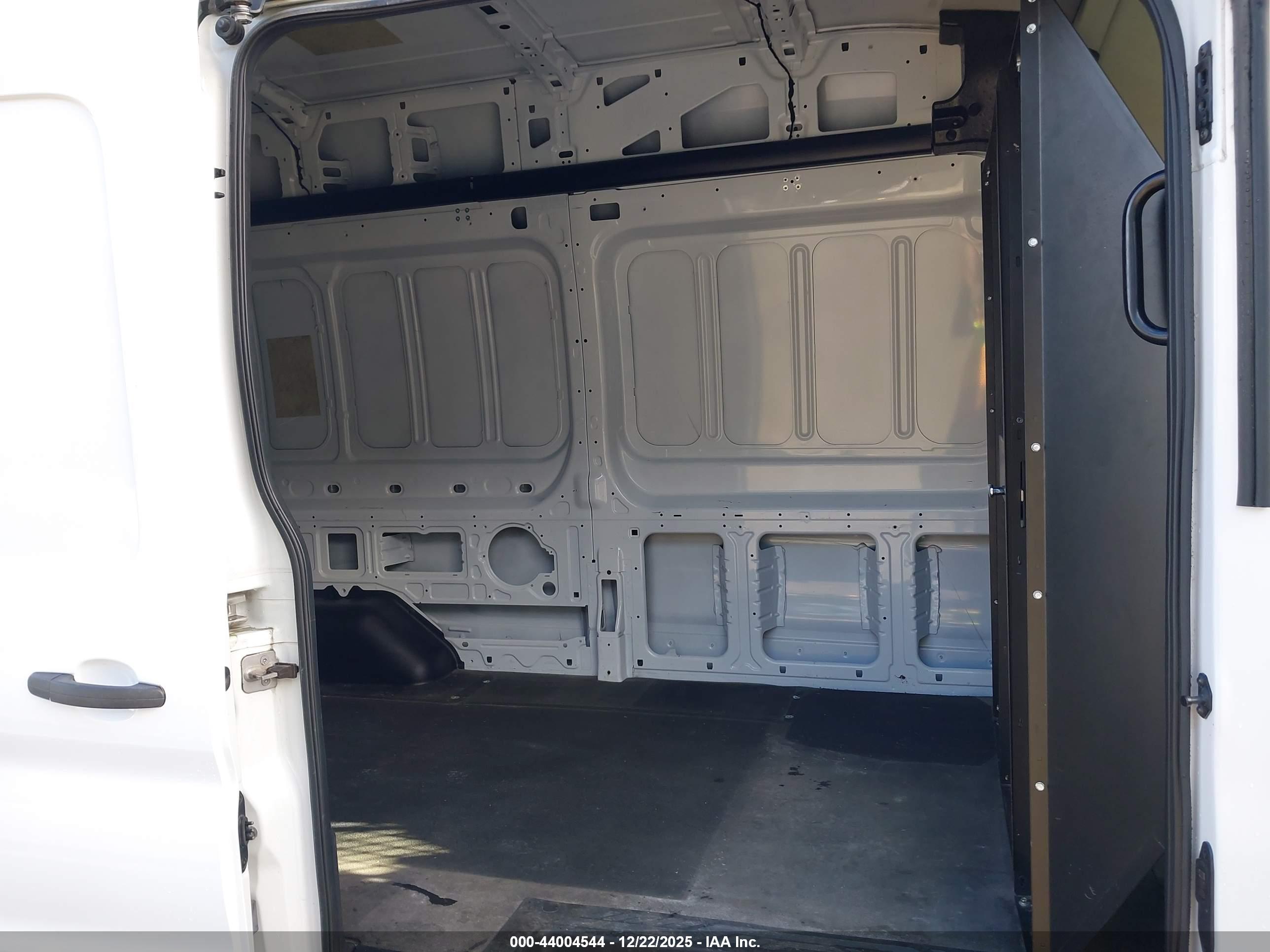 FORD TRANSIT-250 image 8