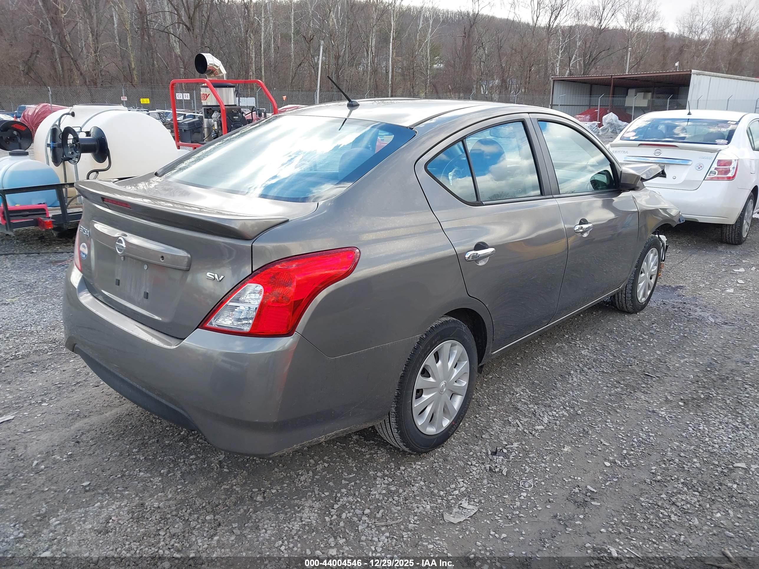 NISSAN VERSA image 4