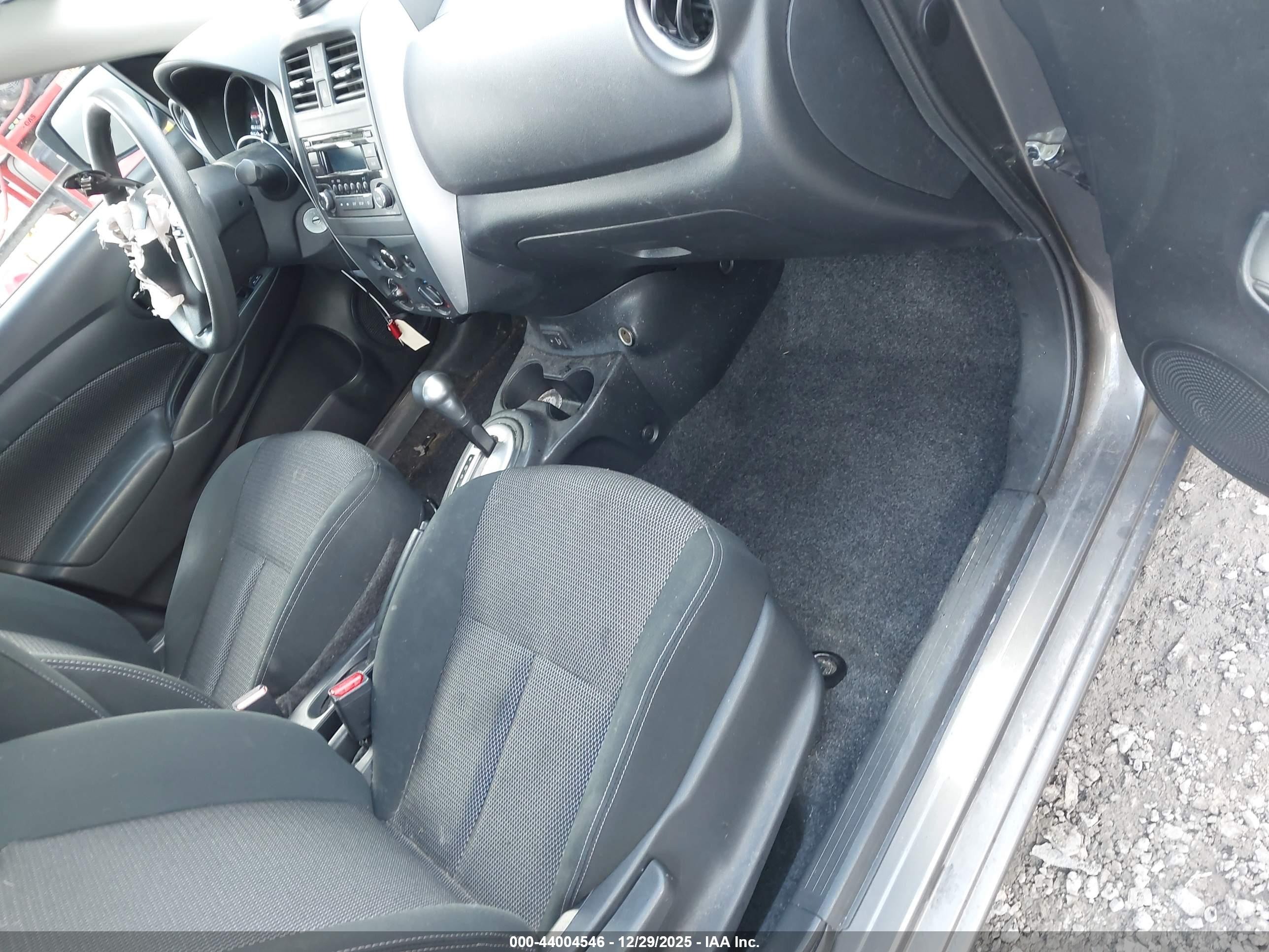 NISSAN VERSA image 5