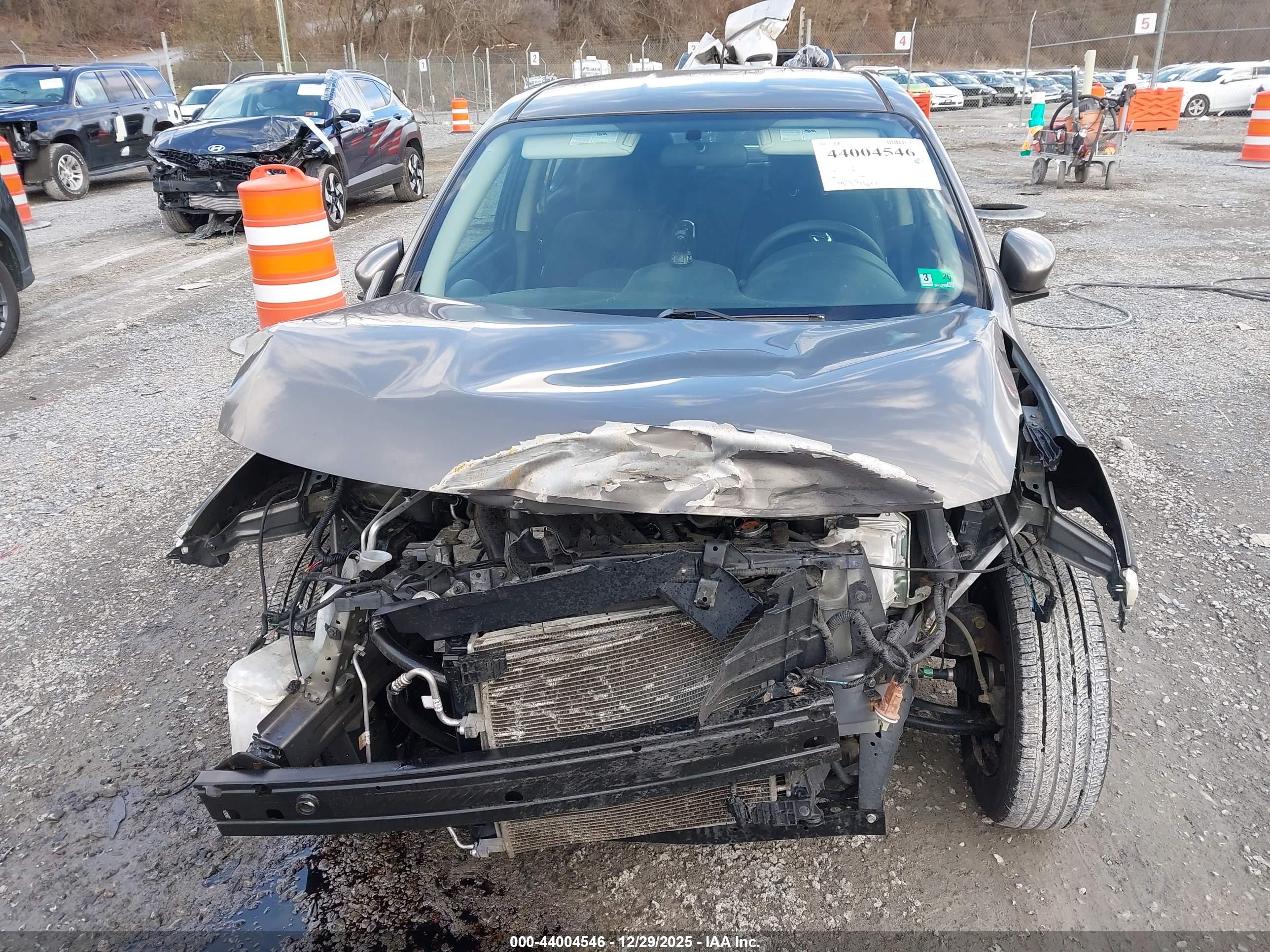 NISSAN VERSA image 6