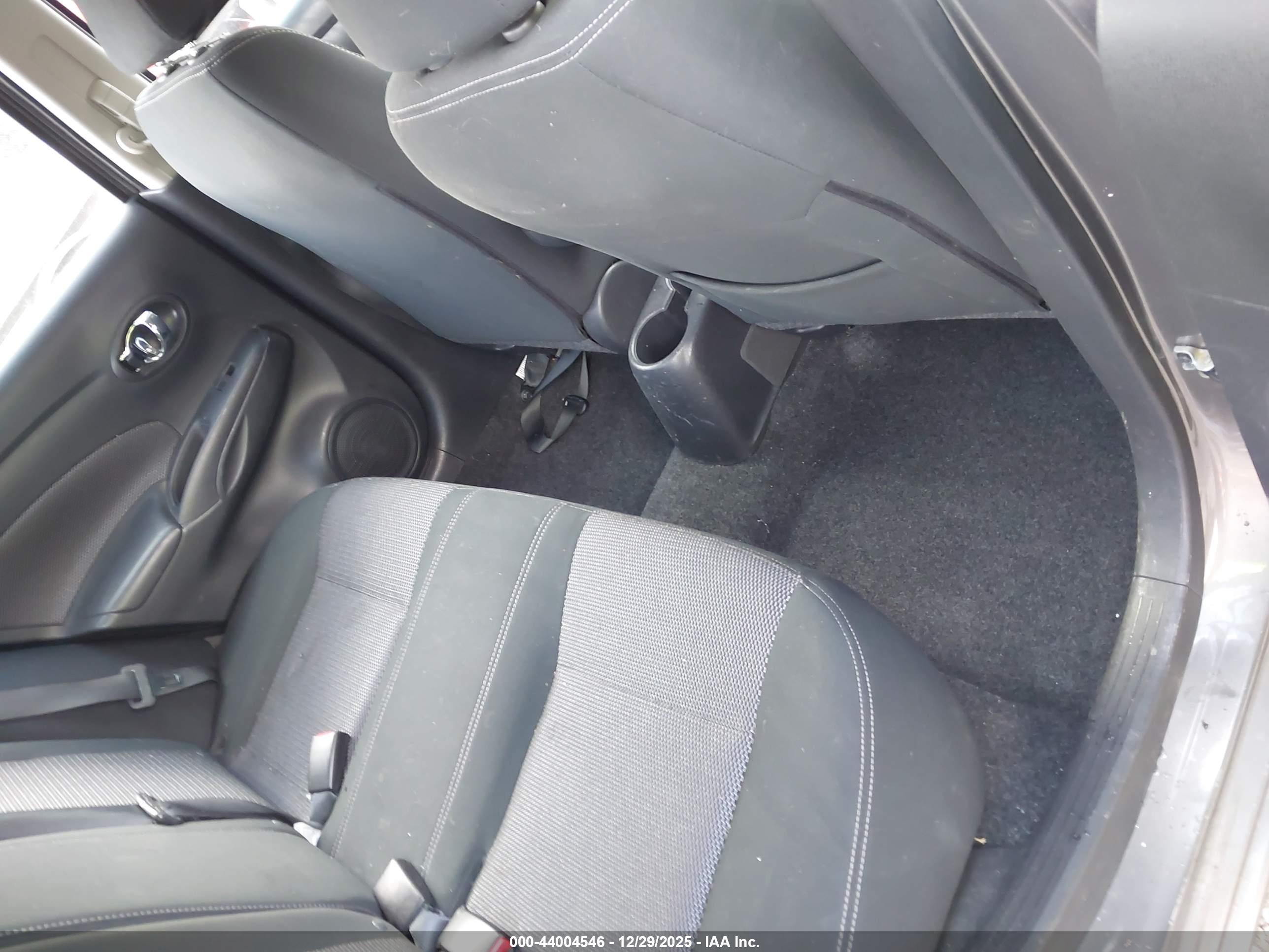 NISSAN VERSA image 8