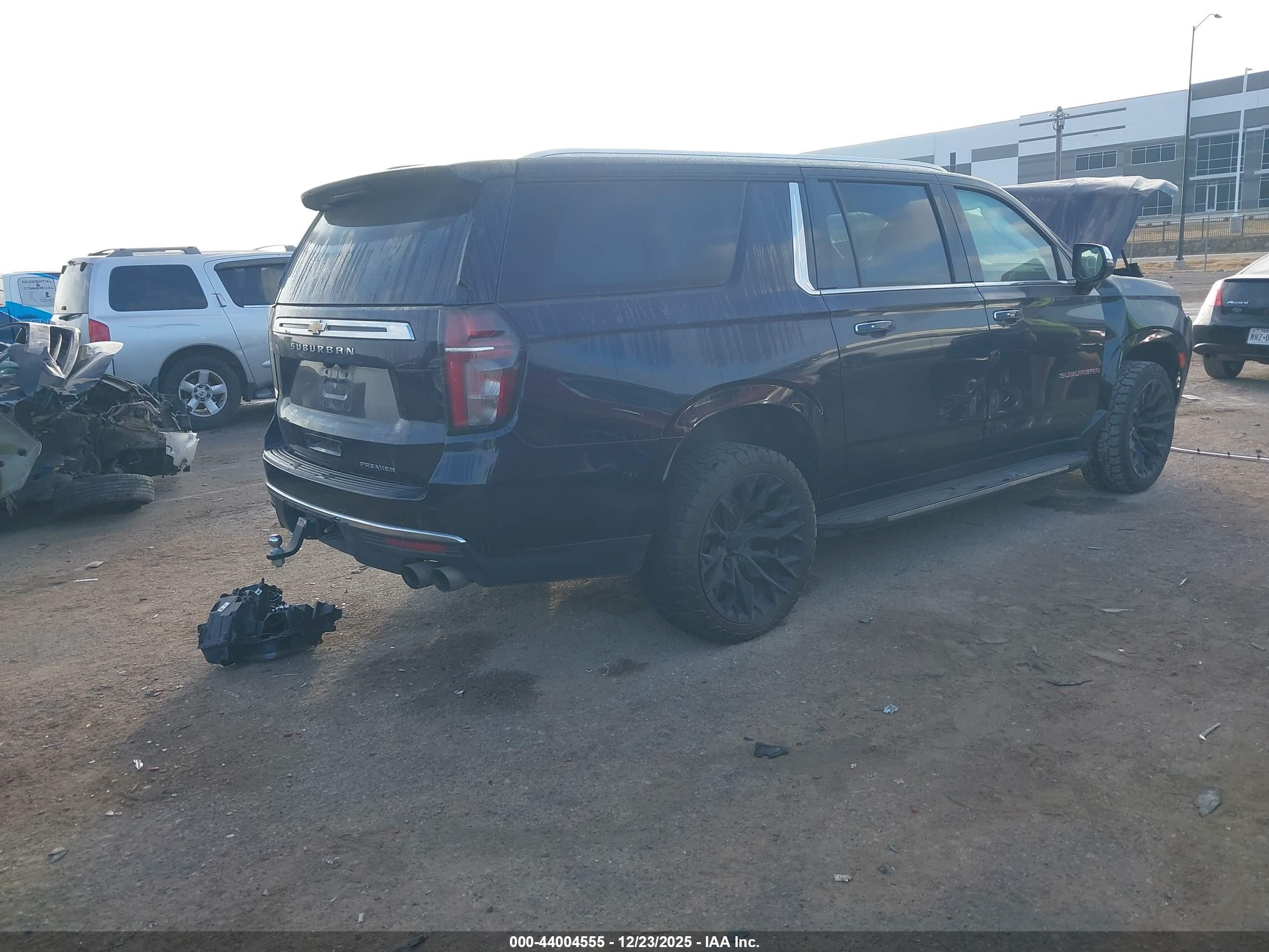 CHEVROLET SUBURBAN image 4