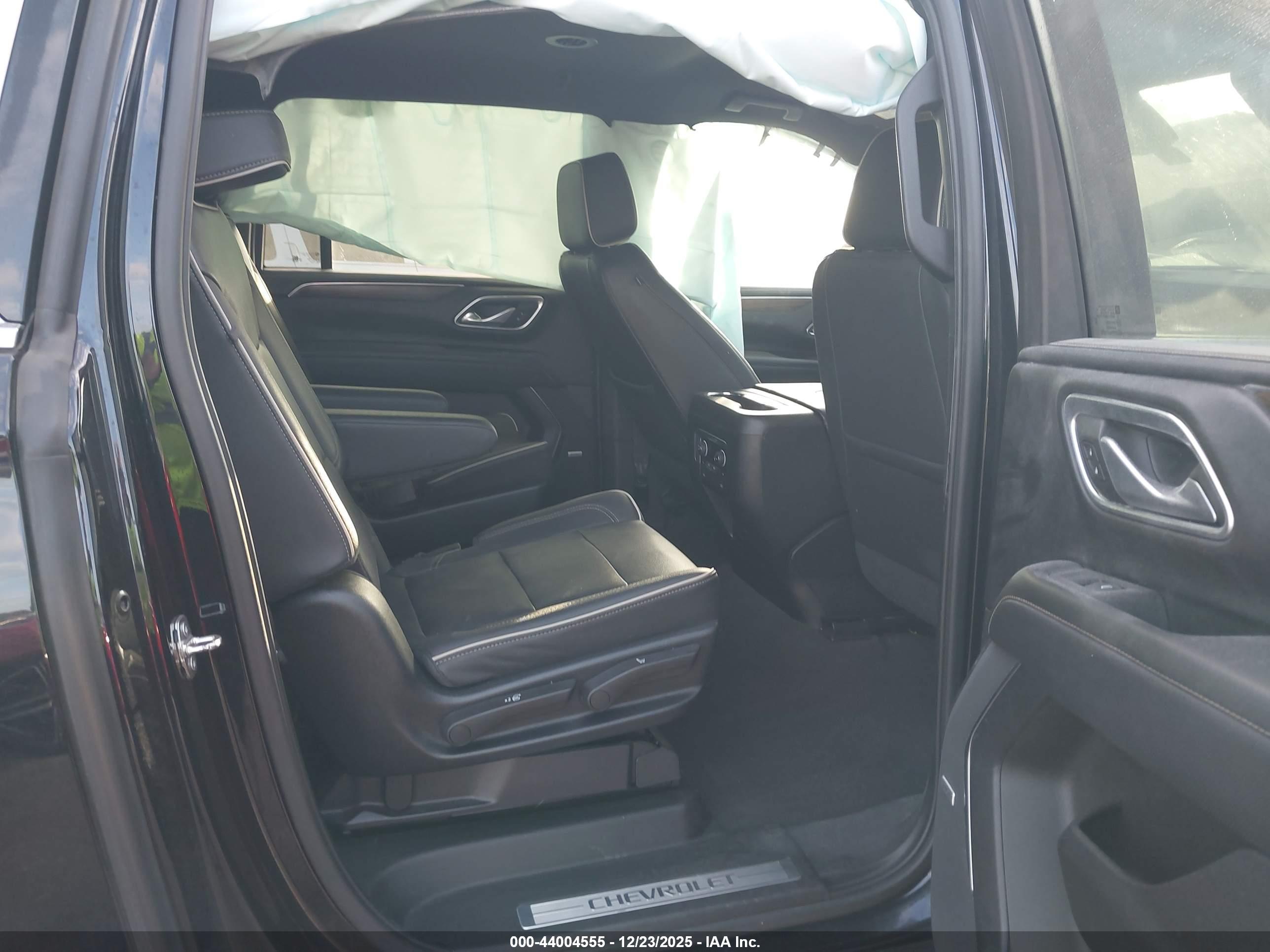CHEVROLET SUBURBAN image 8
